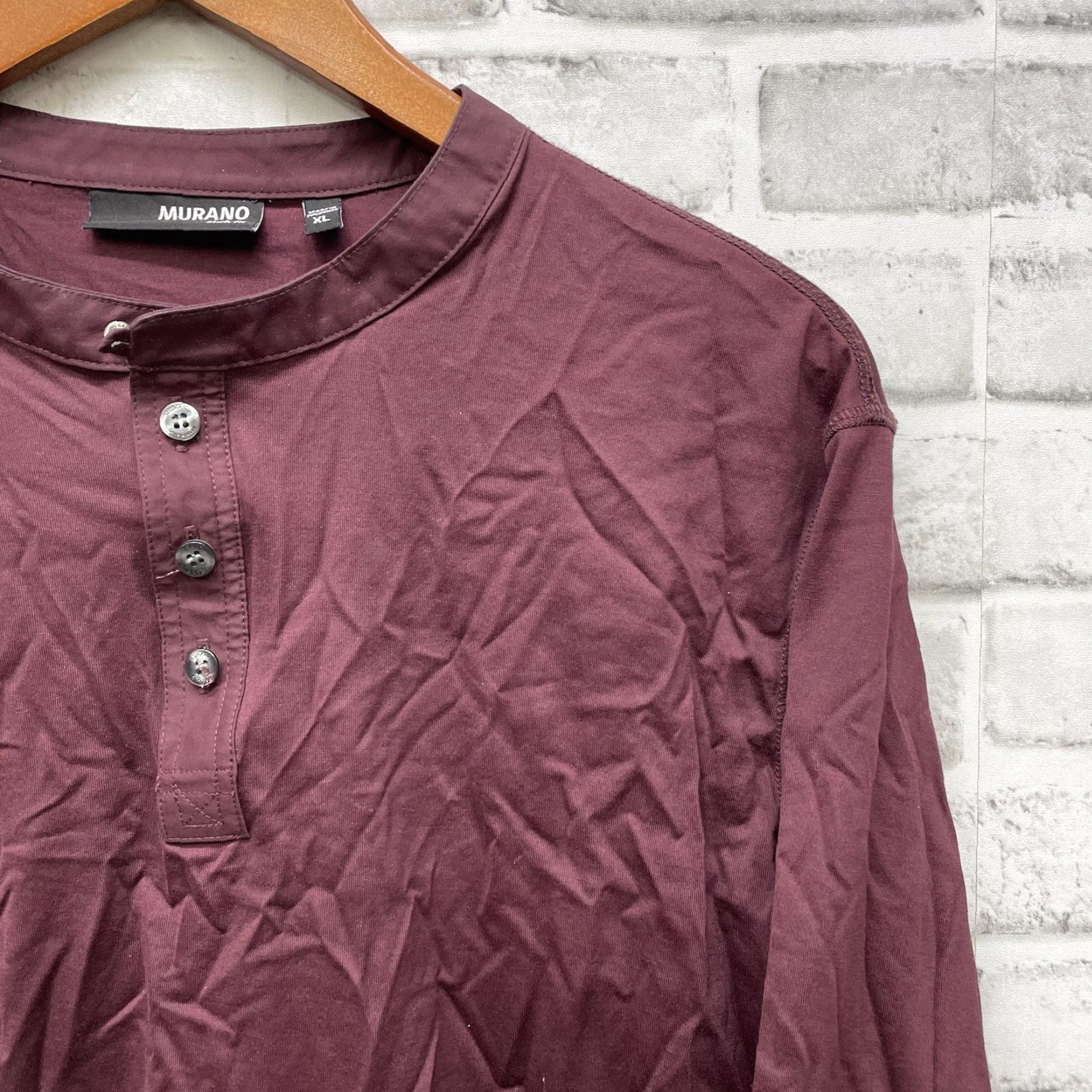 Murano VINTAGE Murano Slim Fit Henley Shirt Mens XL Red Long Sleeve Button-Up 2000s/90s Concert? Size US XL / EU 56 / 4 - 2 Thumbnail