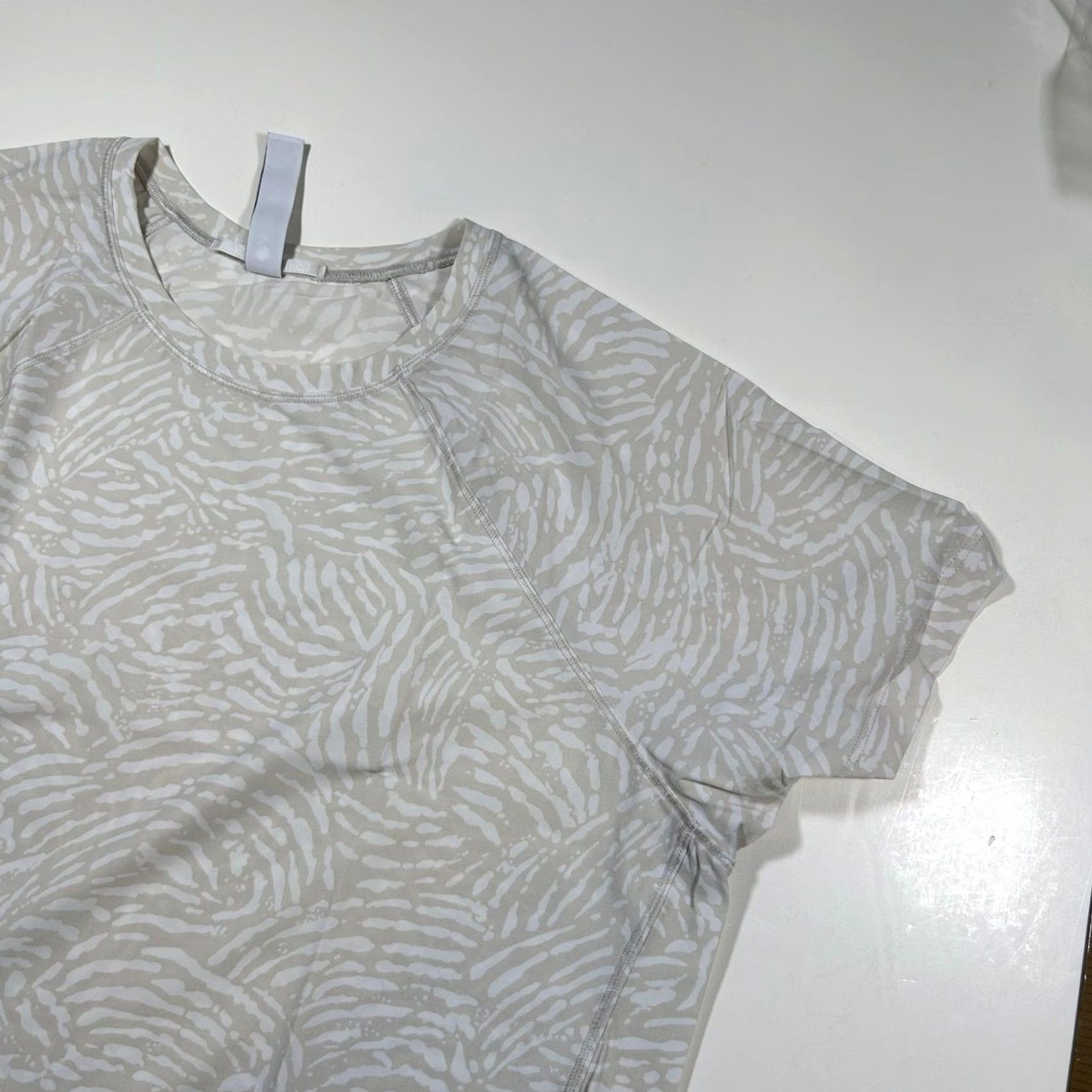 Athleta Athleta Short Sleeve T-Shirt Womens M Tall Beige Abstract Print Breathable Quick Dry Raglan Logo Athletic Shirt Men? Size M / US 6-8 / IT 42-44 - 4 Thumbnail