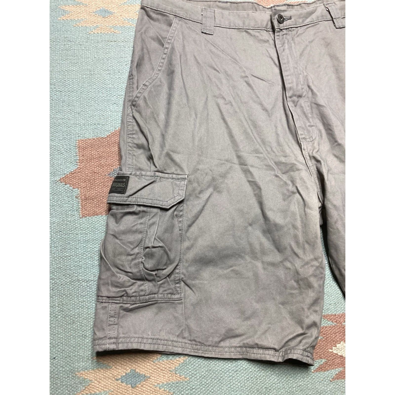 Wrangler Wrangler Cargo Shorts Stone Gray Gray Cargo Shorts Men 38 Regular Inseam 10” Outseam 23” Baggy Wide Leg Pockets Skater Size US 38 / EU 54 - 2 Thumbnail