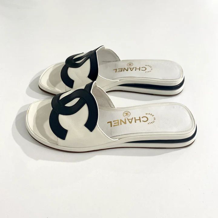 Chanel os11x0426 Vintage CC Slide Sandals in Black/White Size US 7 / IT 37 - 5 Thumbnail
