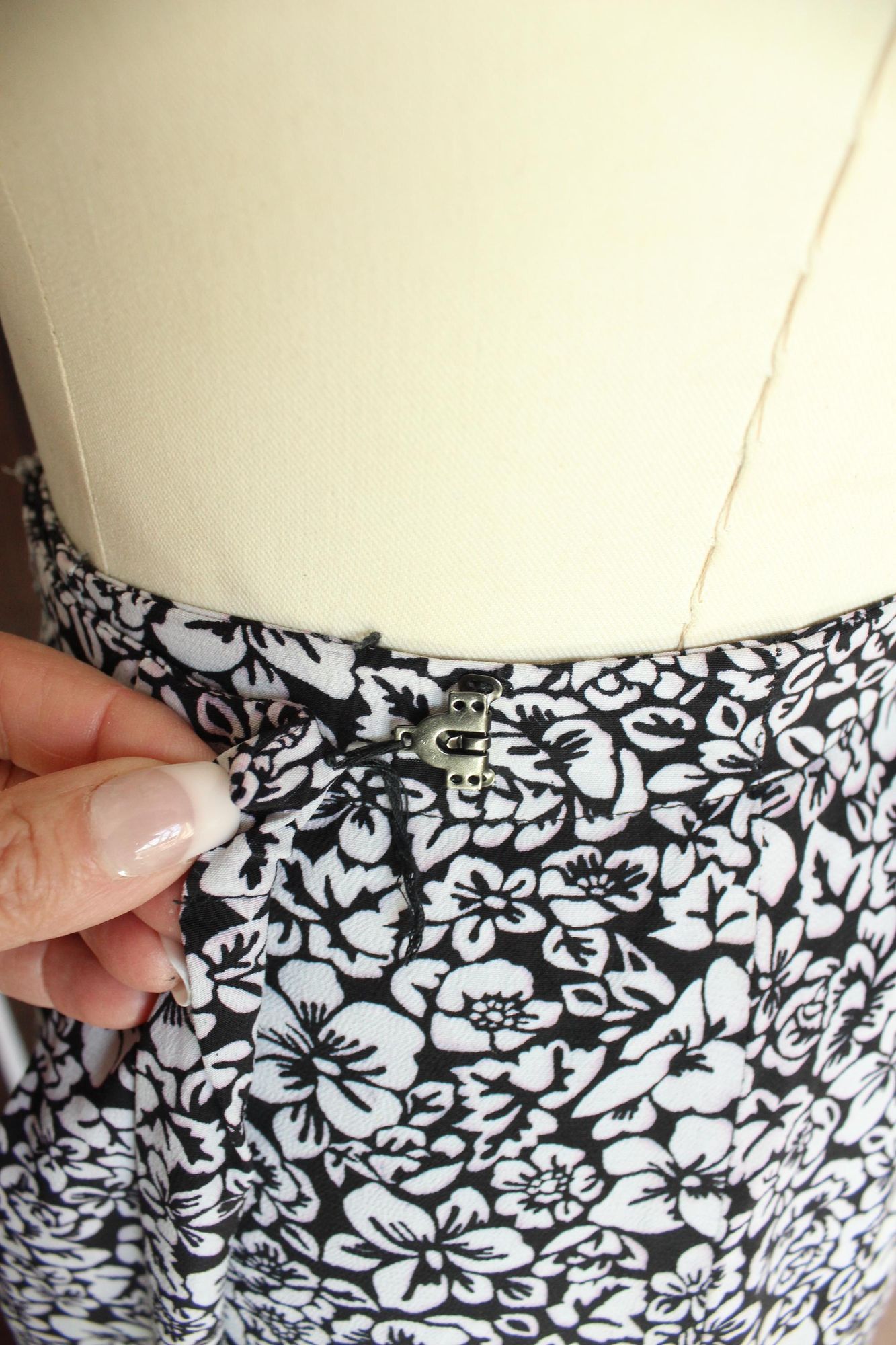 Vintage Vintage 1990s 2000s Wrap Skirt, Liz Claiborne Black and Whit Size 30" / US 8 / IT 44 - 9 Thumbnail