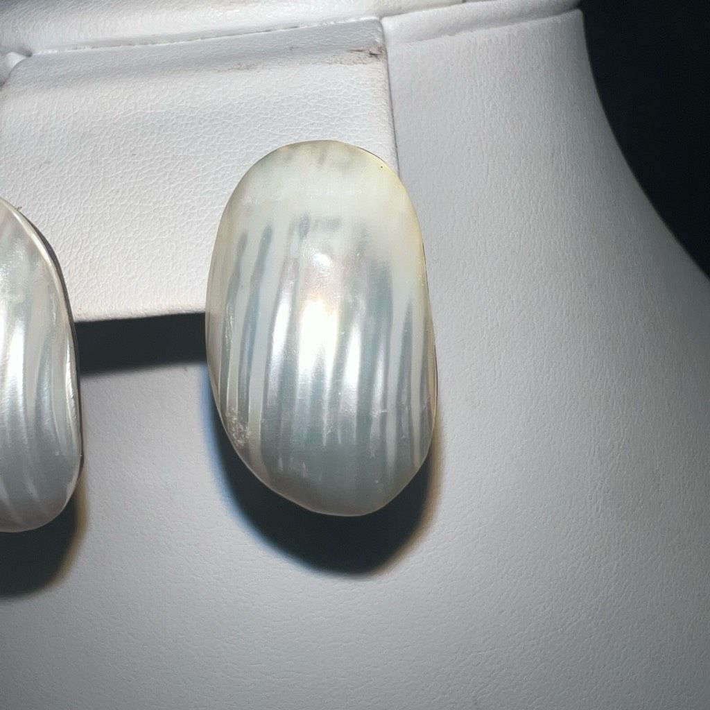 Vintage Vintage Mother Of Pearl Shell Shape Ridged Earrings Size ONE SIZE - 4 Thumbnail