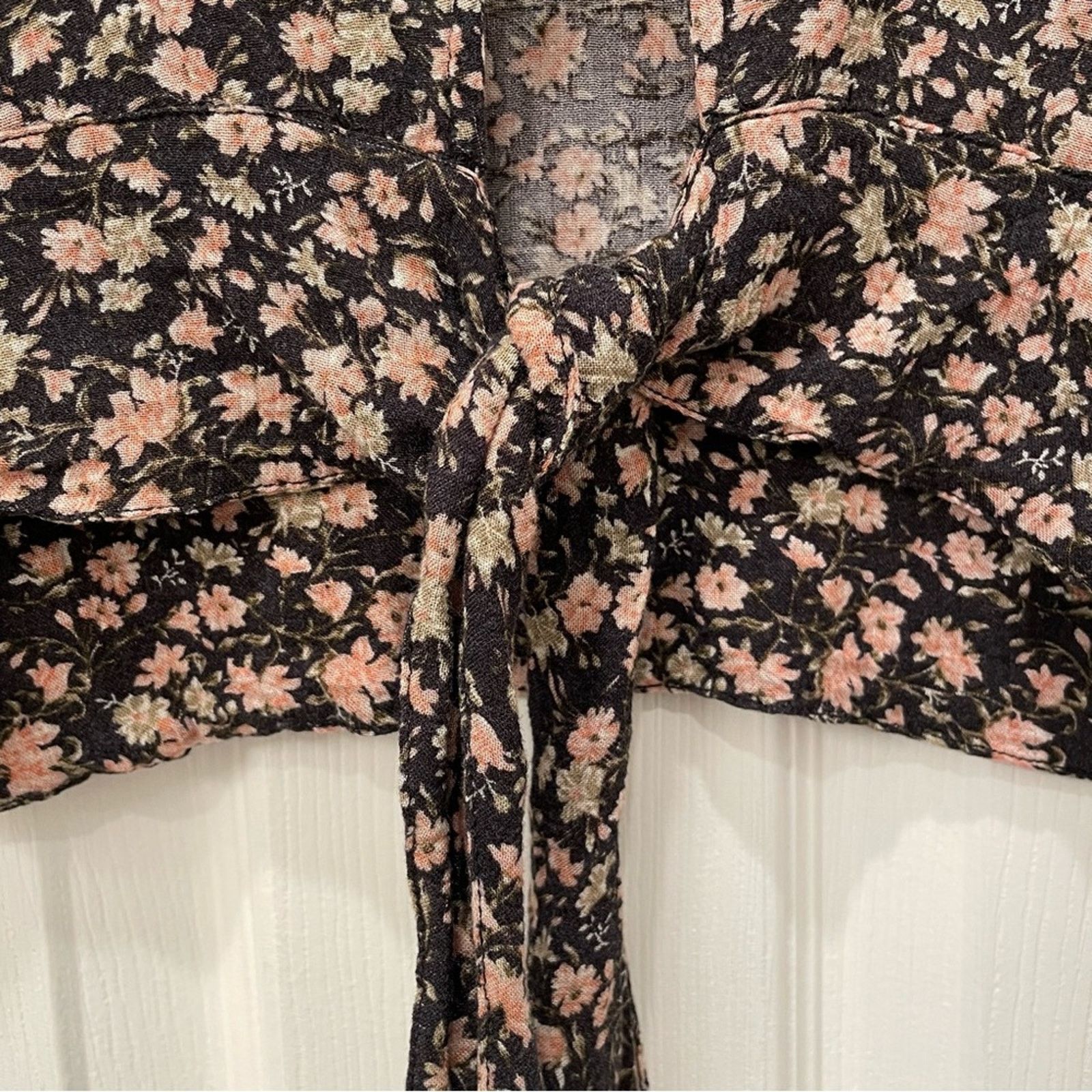American Eagle Outfitters American Eagle Outfitters Long Sleeve Floral Crop Top S Size S / US 4 / IT 40 - 6 Thumbnail