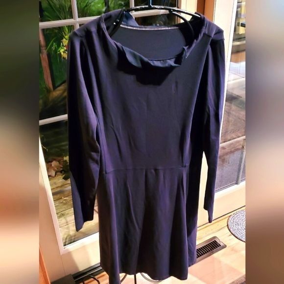 Athleta Athleta Black Round Neck Long Sleeve Sz. M Dress Size M / US 6-8 / IT 42-44 - 1 Thumbnail
