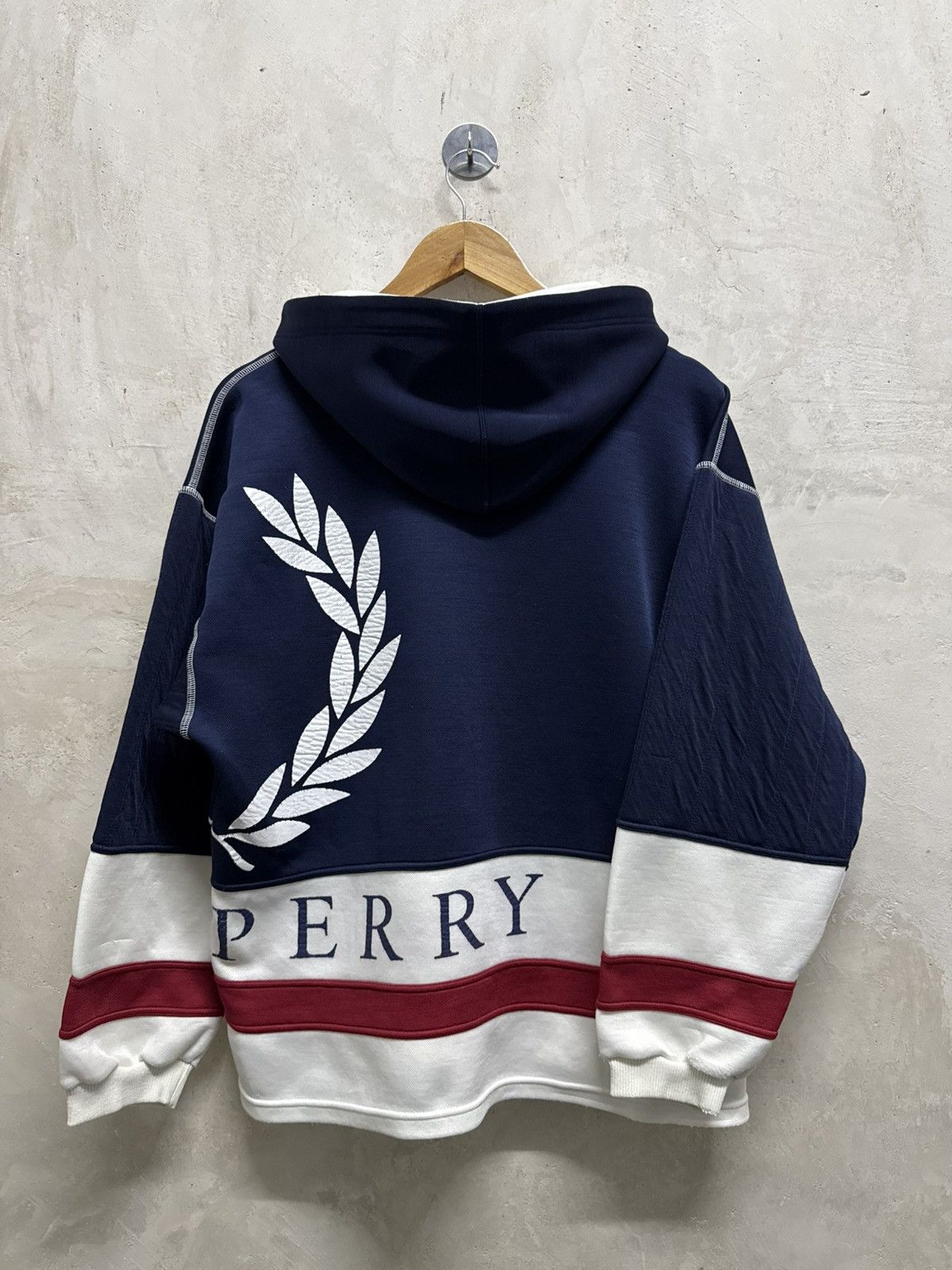 Fred Perry Vintage 90s Fred Perry Big Logo Distressed Hoodie Size US L / EU 52-54 / 3 - 2 Thumbnail