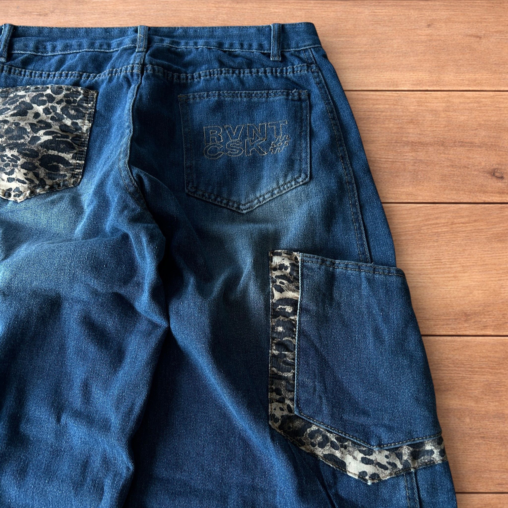 Japanese Brand Baggy wide leg jeans with leopard print in mid blue. Size US 36 / EU 52 - 3 Thumbnail