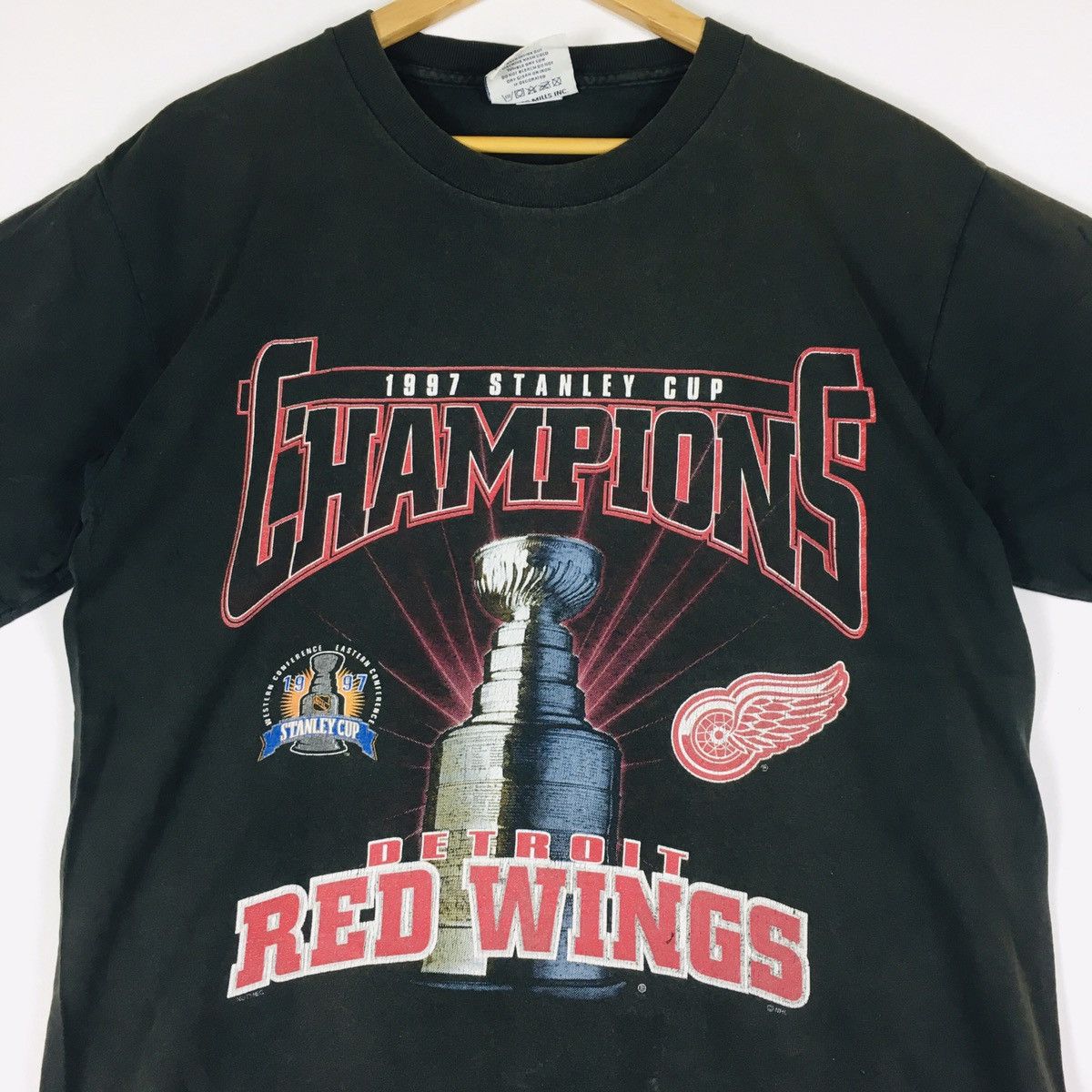 Lee × NHL × Nutmeg Vintage 1997 Faded Stanley Cup Detroit Red Wings Size US M / EU 48-50 / 2 - 6 Thumbnail