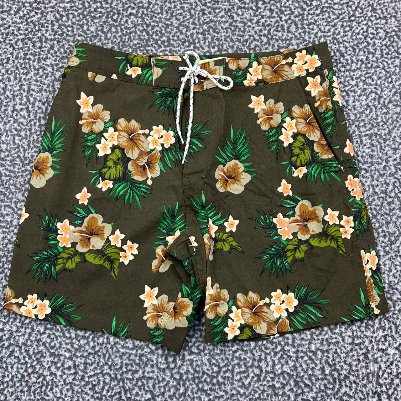 J.Crew J. Crew Board Shorts Men 32 Swimwear Floral Hibiscus Print Size US 32 / EU 48 - 1 Thumbnail