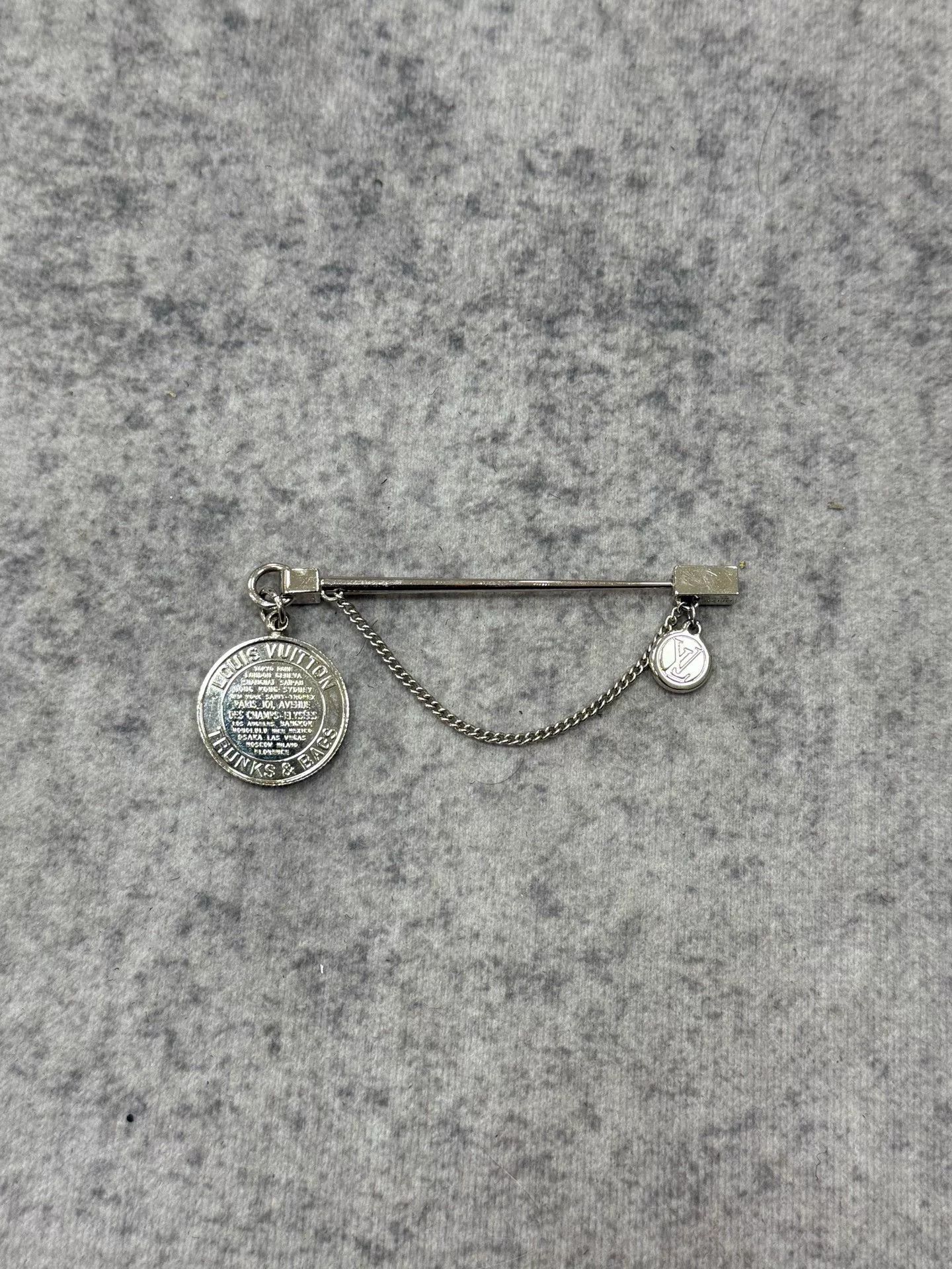 Louis Vuitton LV Brooch Size ONE SIZE - 1 Thumbnail