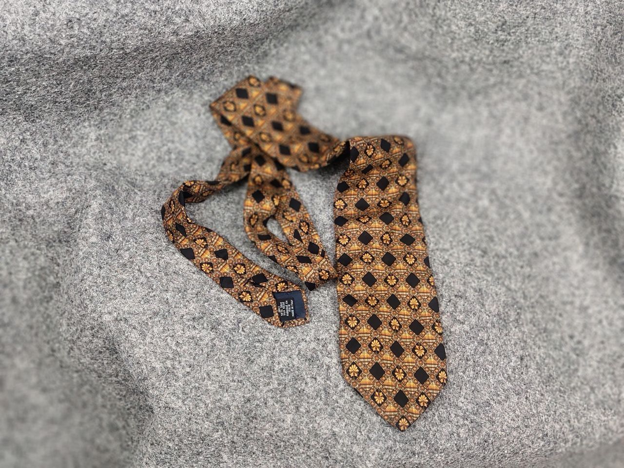 Yves Saint Laurent Yves Saint Laurent Vintage Silk designer tie Gold Pattern Size ONE SIZE - 10 Thumbnail