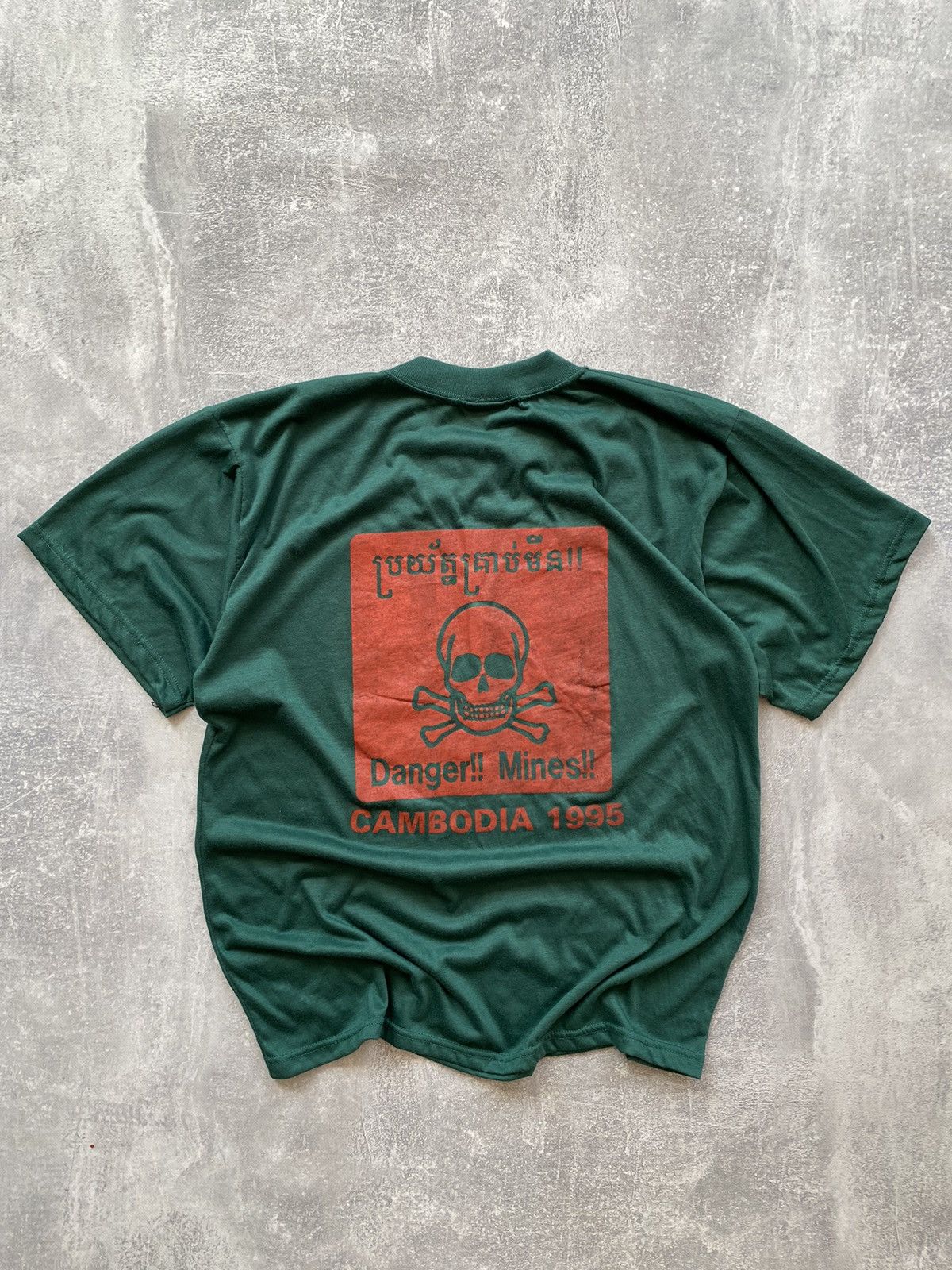 Vintage Vintage 1995 Cambodia Danger! Mines! Skull T-shirt Size US L / EU 52-54 / 3 - 1 Thumbnail