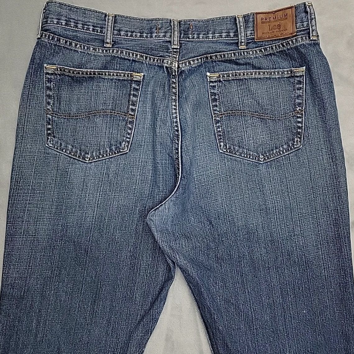 Lee Lee Jeans Men 38x32 Blue Denim Relaxed Fit Straight Leg Med Wash Premium Select Jeans Men 38 Blue Denim Relaxed Straight 90s USA American Mens Size US 38 / EU 54 - 7 Thumbnail