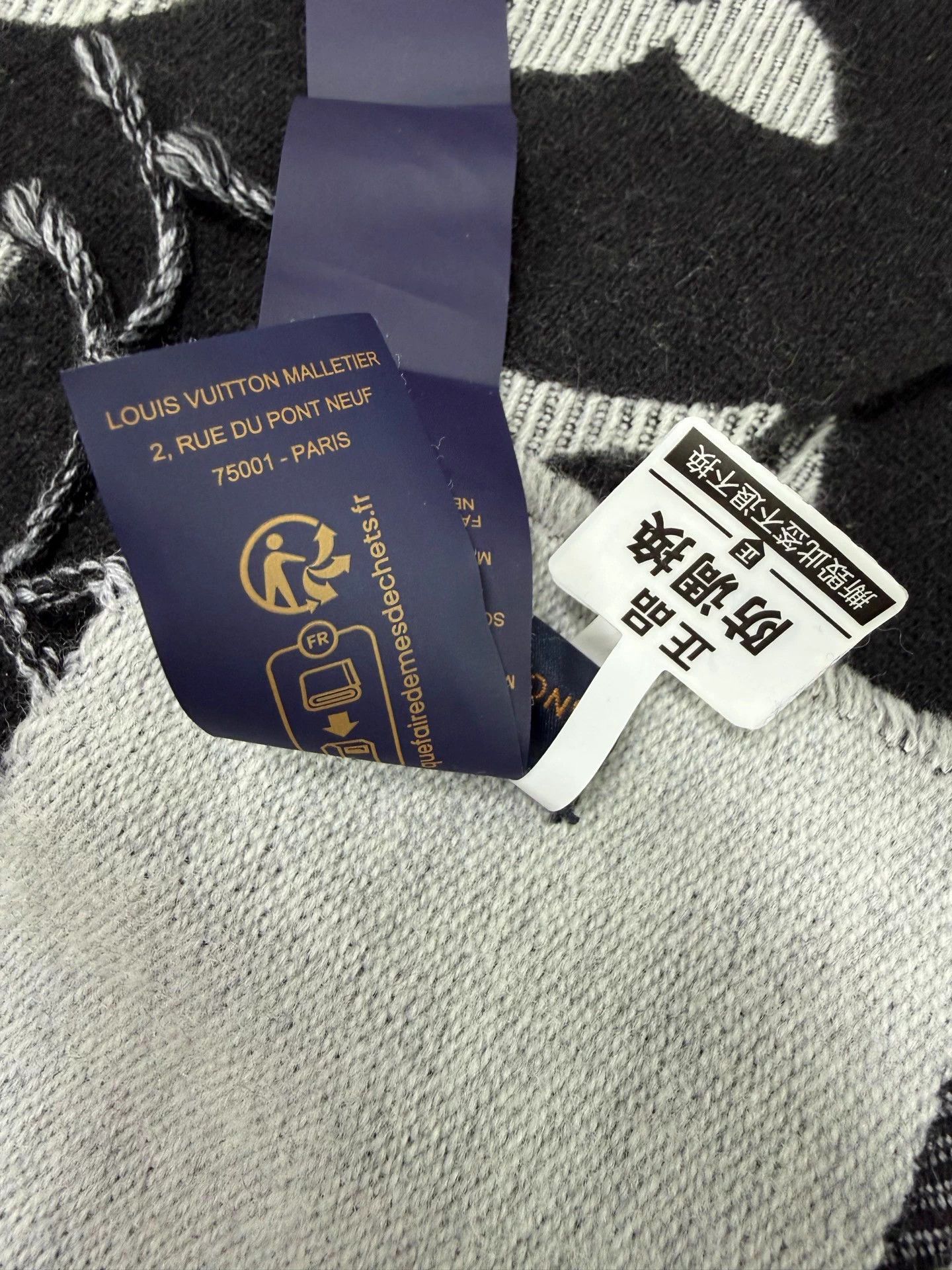 Louis Vuitton LV ESSENTIAL Wool Monogram Print Black Women Scarf Size ONE SIZE - 7 Thumbnail