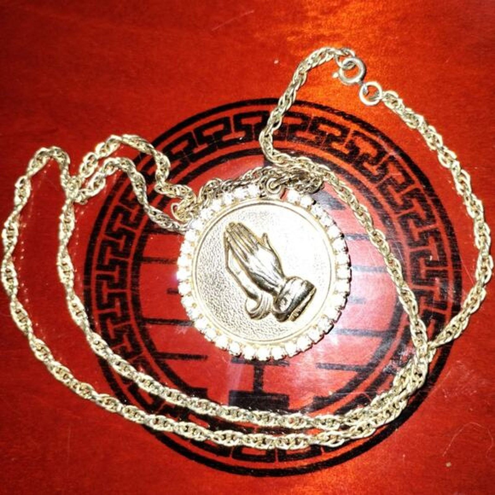 Vintage Gold-plated serenity prayer praying hands necklace Size ONE SIZE - 2 Thumbnail