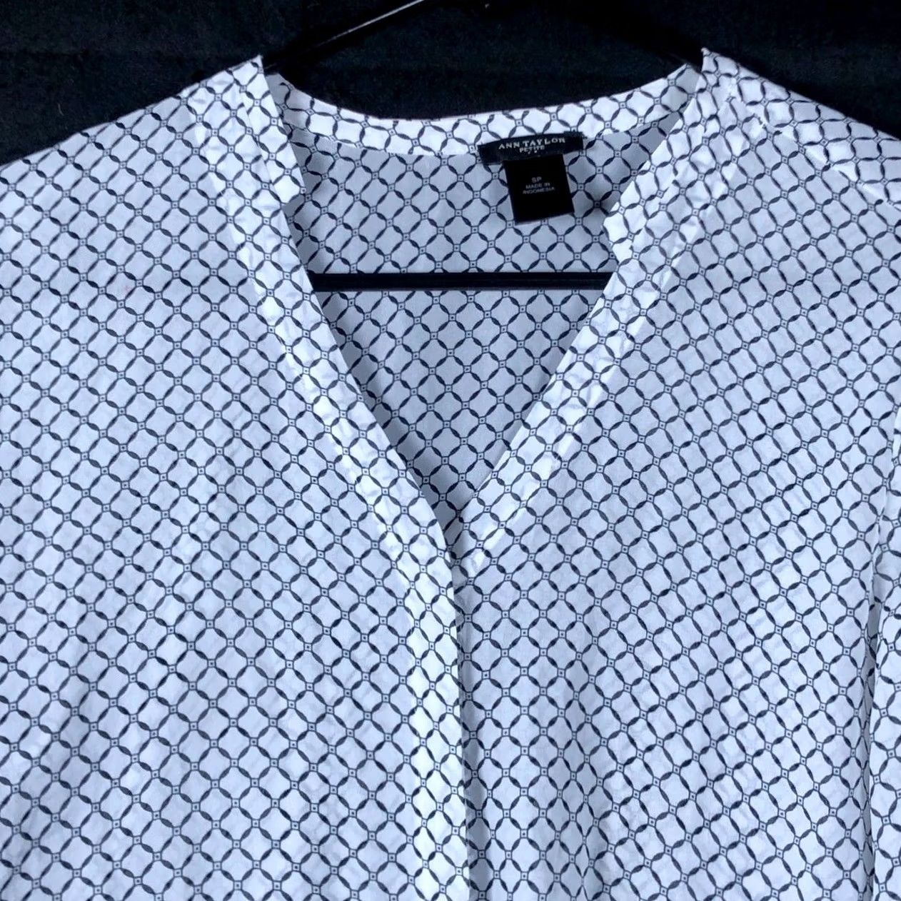 Ann Taylor Ann Taylor Women Blouse White Black Geometric Petite Sheer V-Neck Long Sleeve SP Shirt Size S / US 4 / IT 40 - 2 Thumbnail