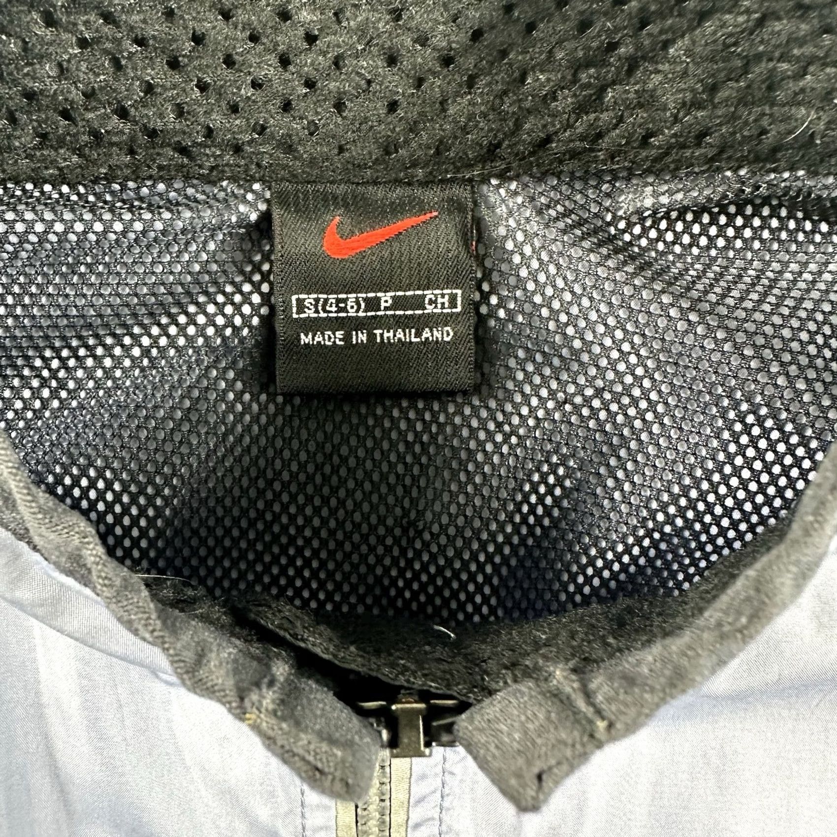 Nike VINTAGE Nike Windbreaker Jacket Womens Small Reflective Full Zip Activewear Running & Jogging, Walking, Gym & Training Size S / US 4 / IT 40 - 6 Thumbnail