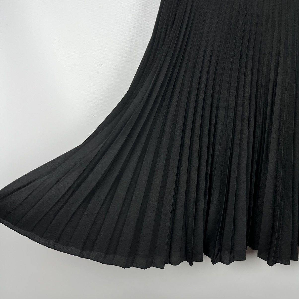 Burberry Ladies Burberry pleated midi skirt Size 28" / US 6 / IT 42 - 6 Thumbnail