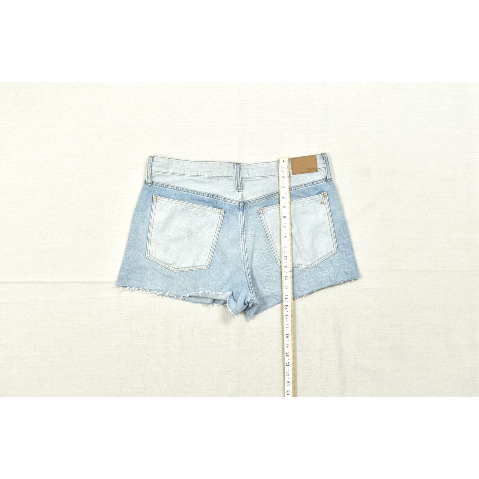Madewell Madewell Relaxed Denim Shorts Size 33 Light Wash Raw Hem Two Tone Back Pockets Shirt Womens Regular Blue Summer 3 in Inseam Size 24" / US 00 / IT 34 - 4 Thumbnail