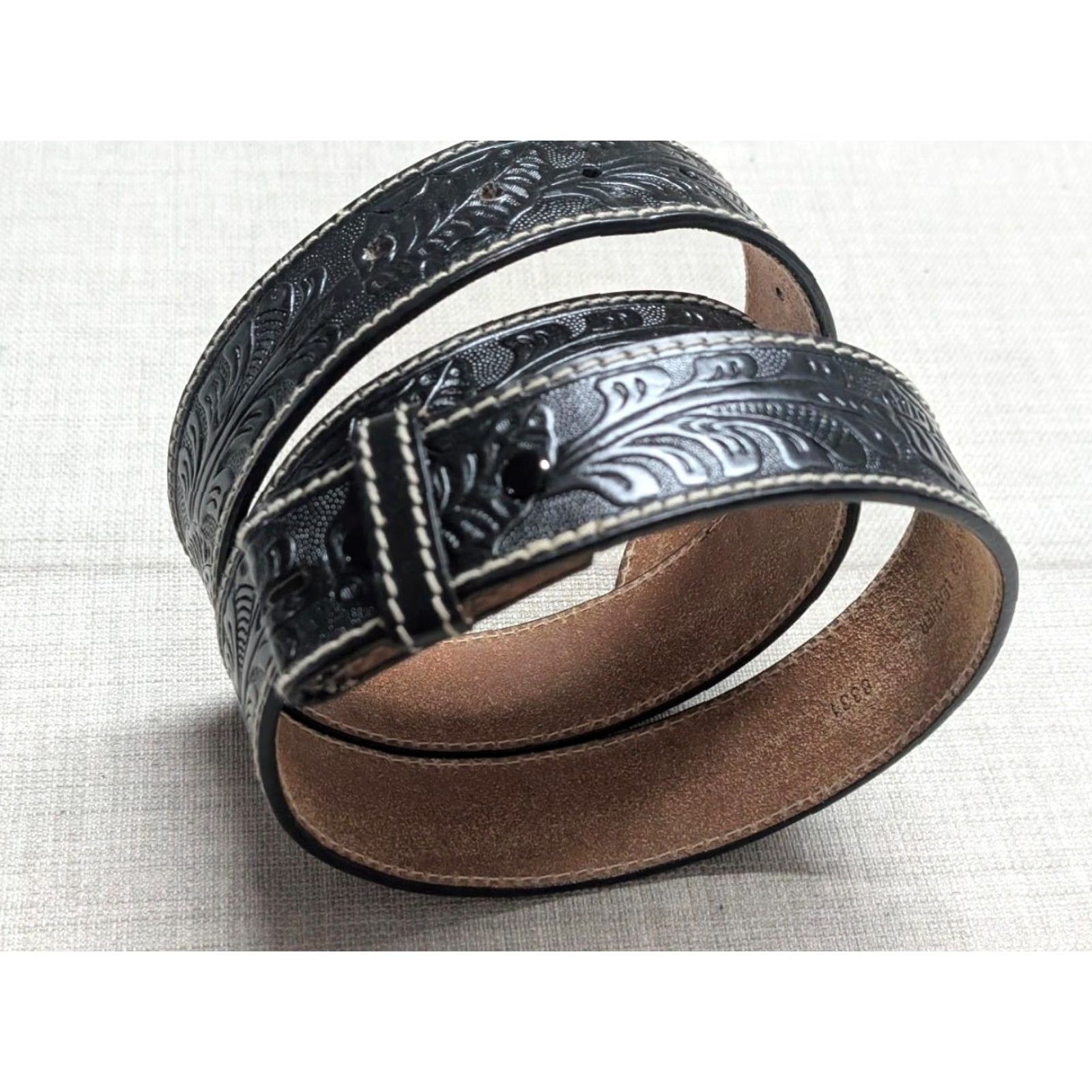 Vintage VINTAGE western belt belt Oak Leaves Leather Cowhide 42 Black Mens 1-5/8" Adults 42 Western Size 42 - 2 Thumbnail