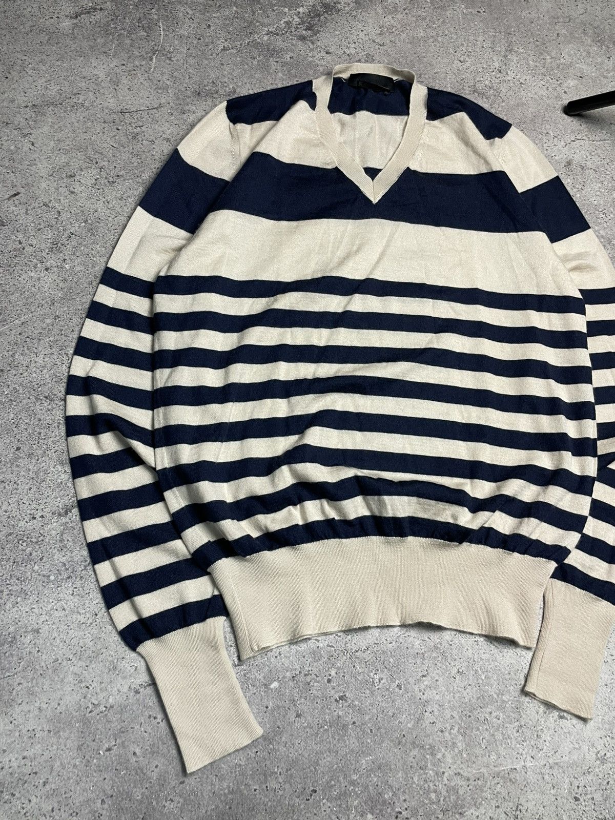 Alexander McQueen Alexander Mcqueen Cashmere V Neck Sweater Size US M / EU 48-50 / 2 - 2 Thumbnail