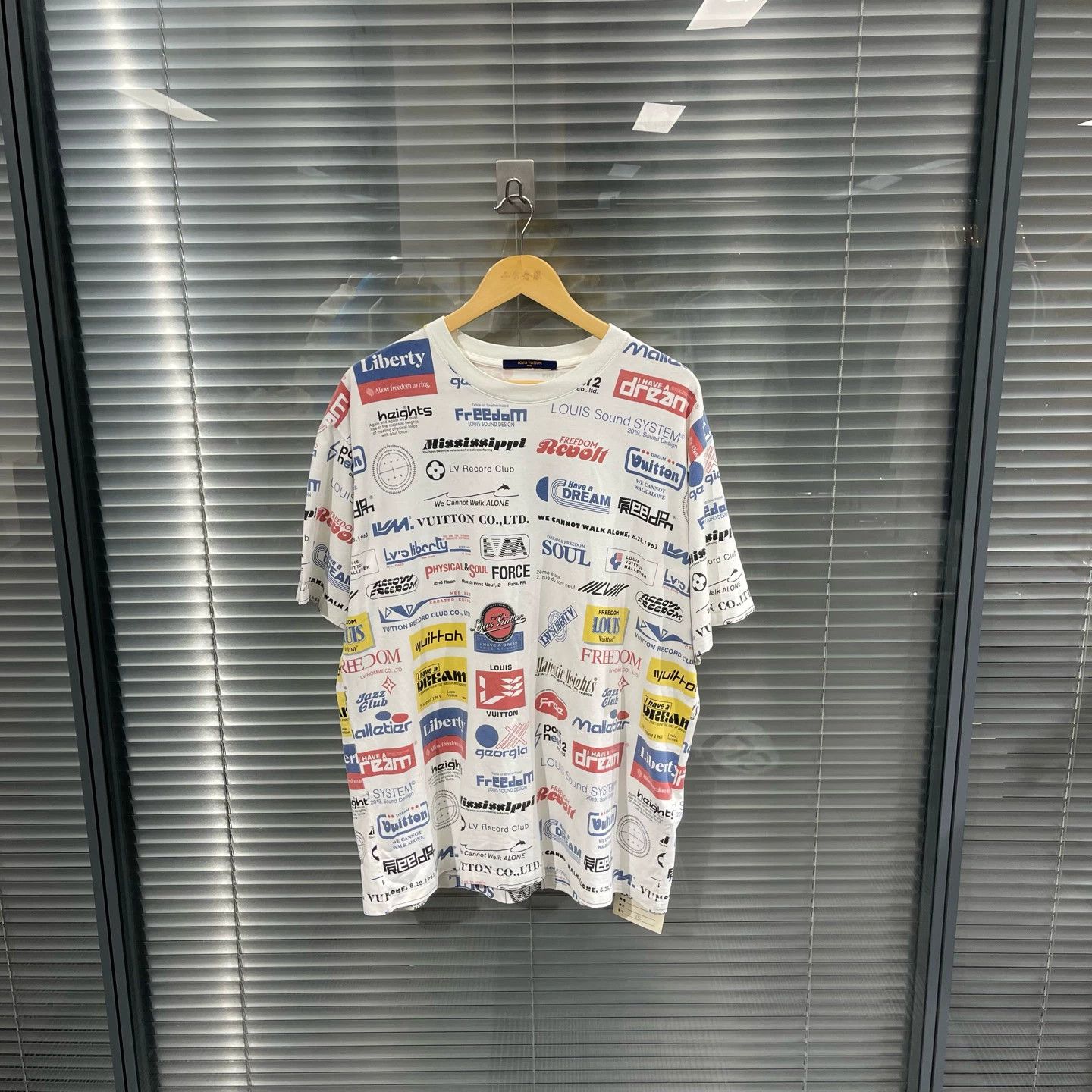 Louis Vuitton LV White Multi-Logo Allover Print T-Shirt XXL Size US XXL / EU 58 / 5 - 1 Thumbnail
