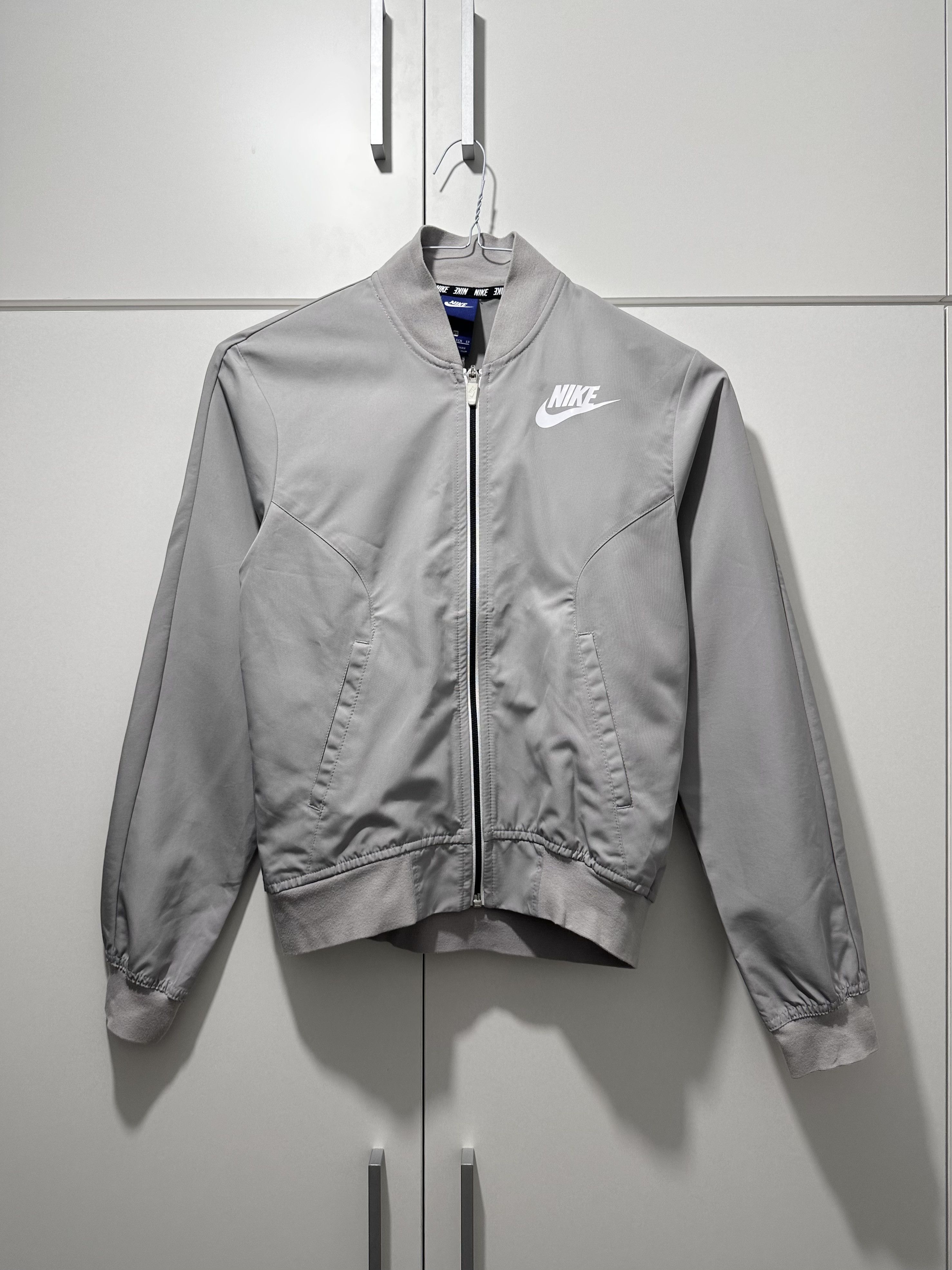 Nike Nike Light Bomber Jacket (XS) Size XS / US 0-2 / IT 36-38 - 1 Thumbnail