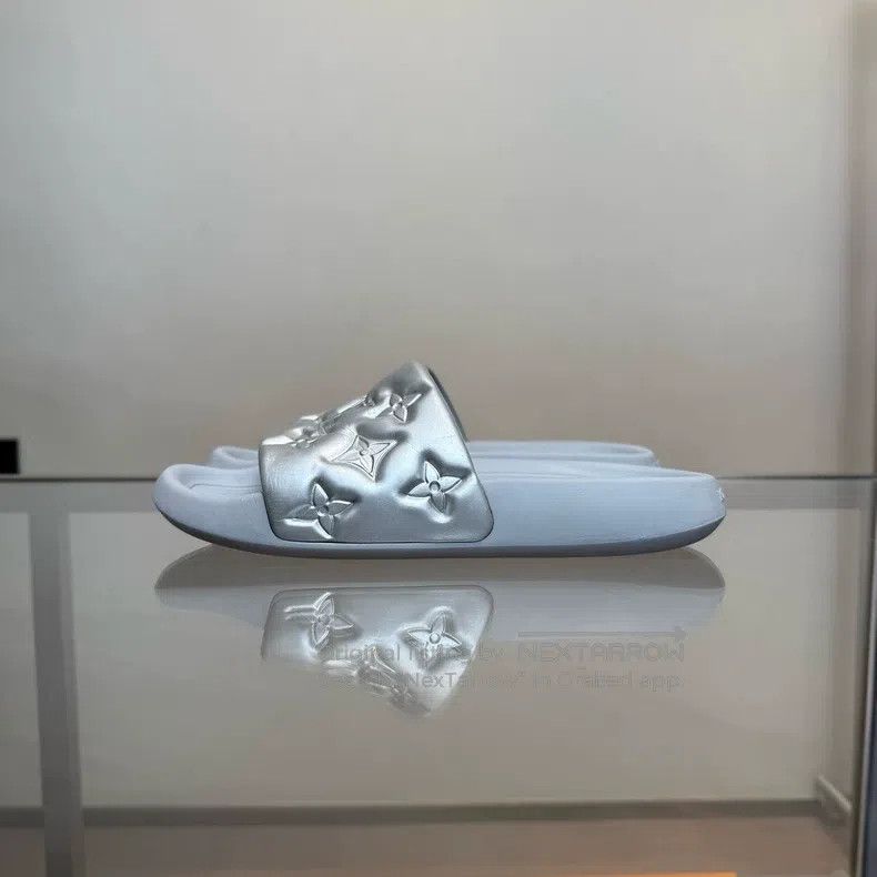 Louis Vuitton Louis Vuitton Silver embossed presbyopic slippers Size US 8 / EU 41 - 6 Thumbnail