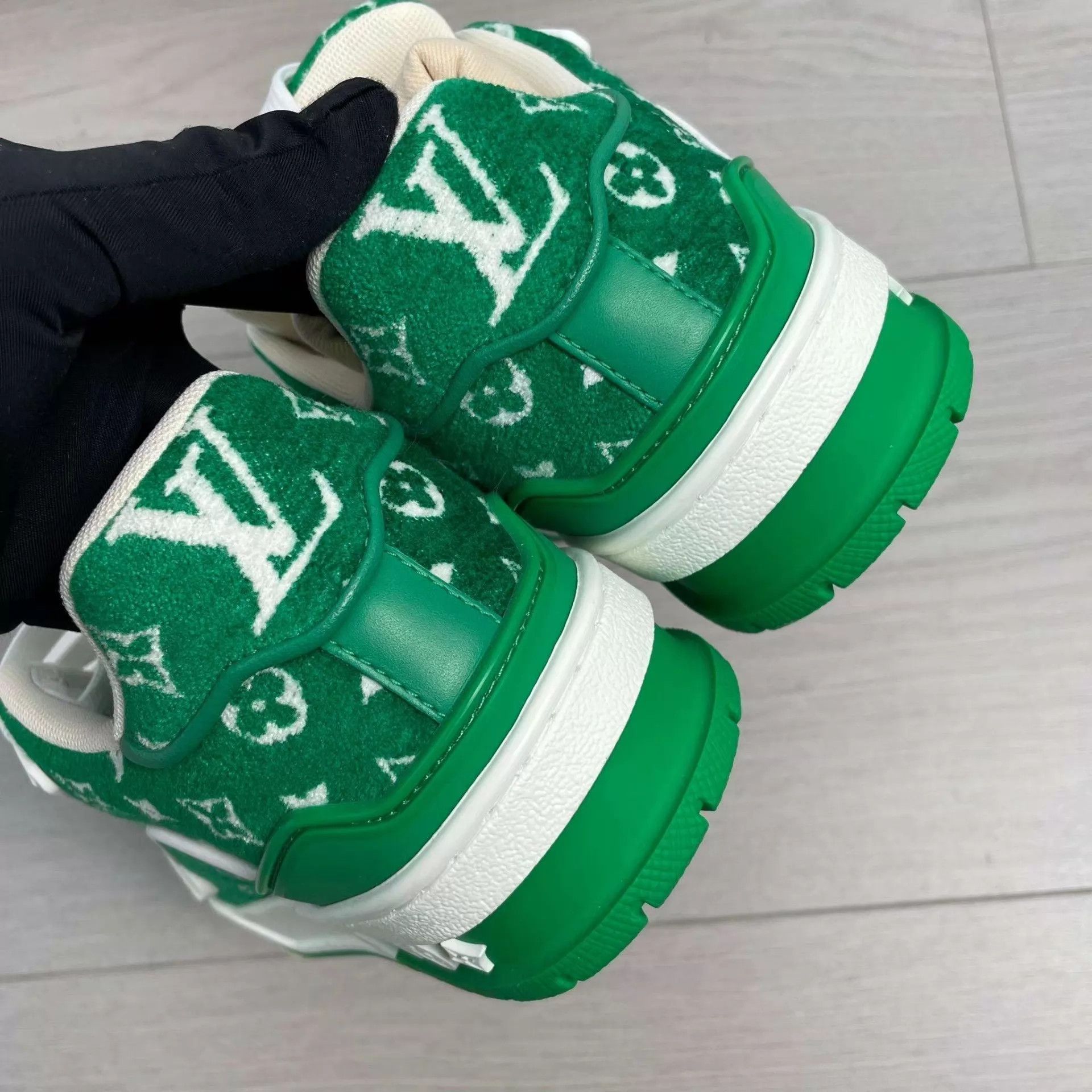 Louis Vuitton LV Trainer White Green Flocked 35.5 Size US 5 / IT 35 - 5 Thumbnail