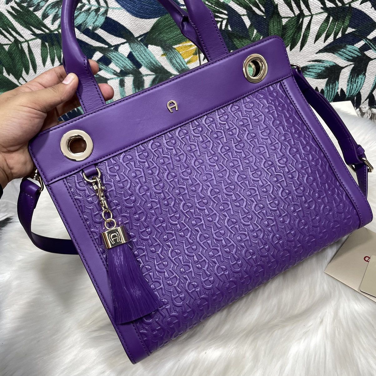 Aigner Authentic AIGNER Embossed Leather Handbag/ Shoulder Bag Size ONE SIZE - 2 Thumbnail