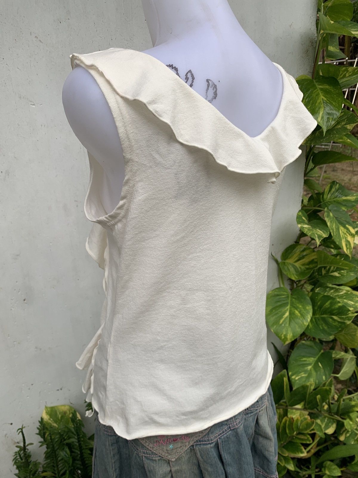 Japanese Brand 2000s Mady Japan White Ruffle Sleeveless Top Size L / US 10 / IT 46 - 4 Thumbnail