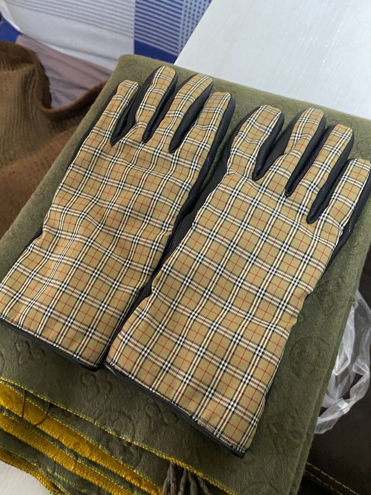 Burberry × Vintage Burberry original vintage women’s gloves Size ONE SIZE - 3 Thumbnail