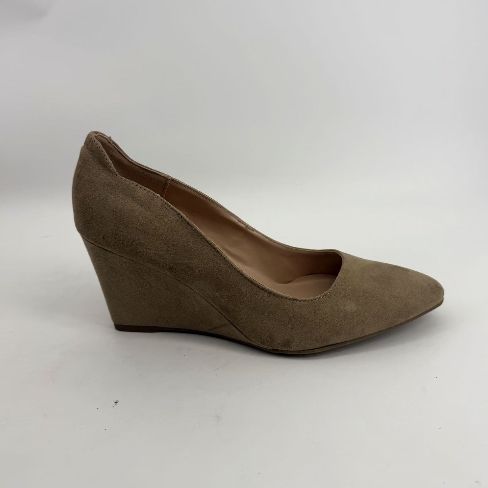 Vintage Bandolino Wedge Pumps 8.5M Tan Beige Faux Suede Pointed Toe Slip On Heel Pump Women Office Business Formal Workwear Size US 9 / IT 39 - 4 Thumbnail