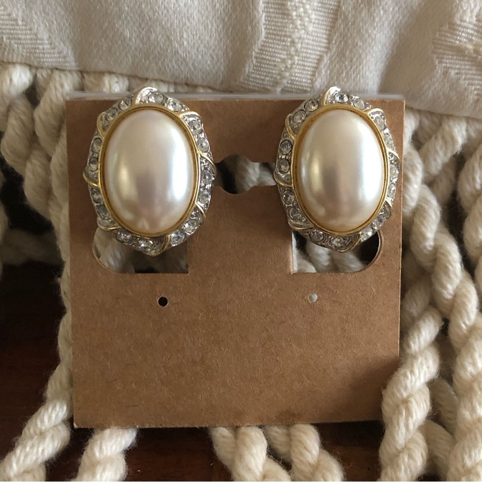 Vintage Vintage 70s oval cream pearl halo clip on earrings Size ONE SIZE - 1 Thumbnail