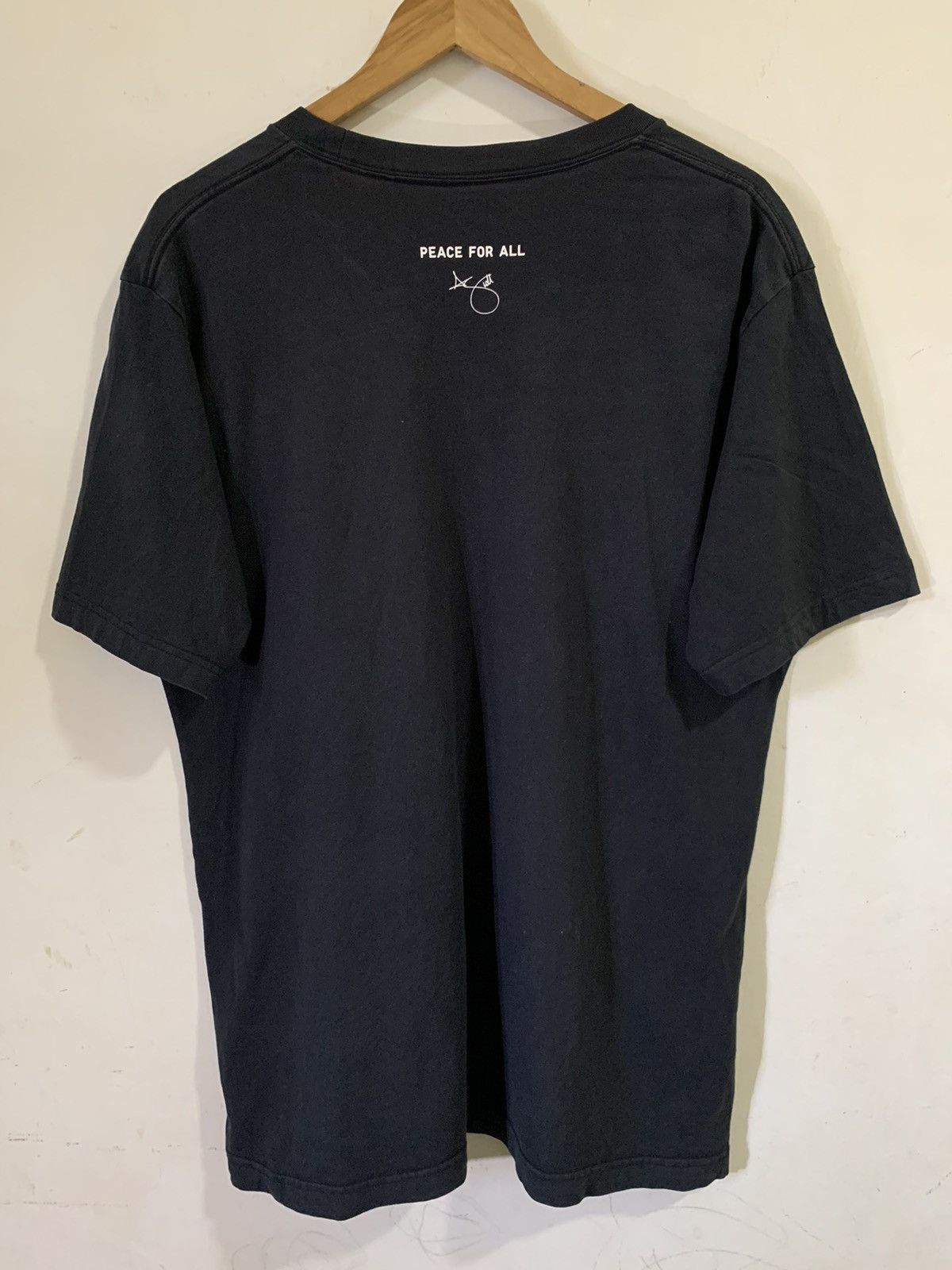 Uniqlo Uniqlo Adam Scott Peace For All Tee Size US XL / EU 56 / 4 - 7 Thumbnail