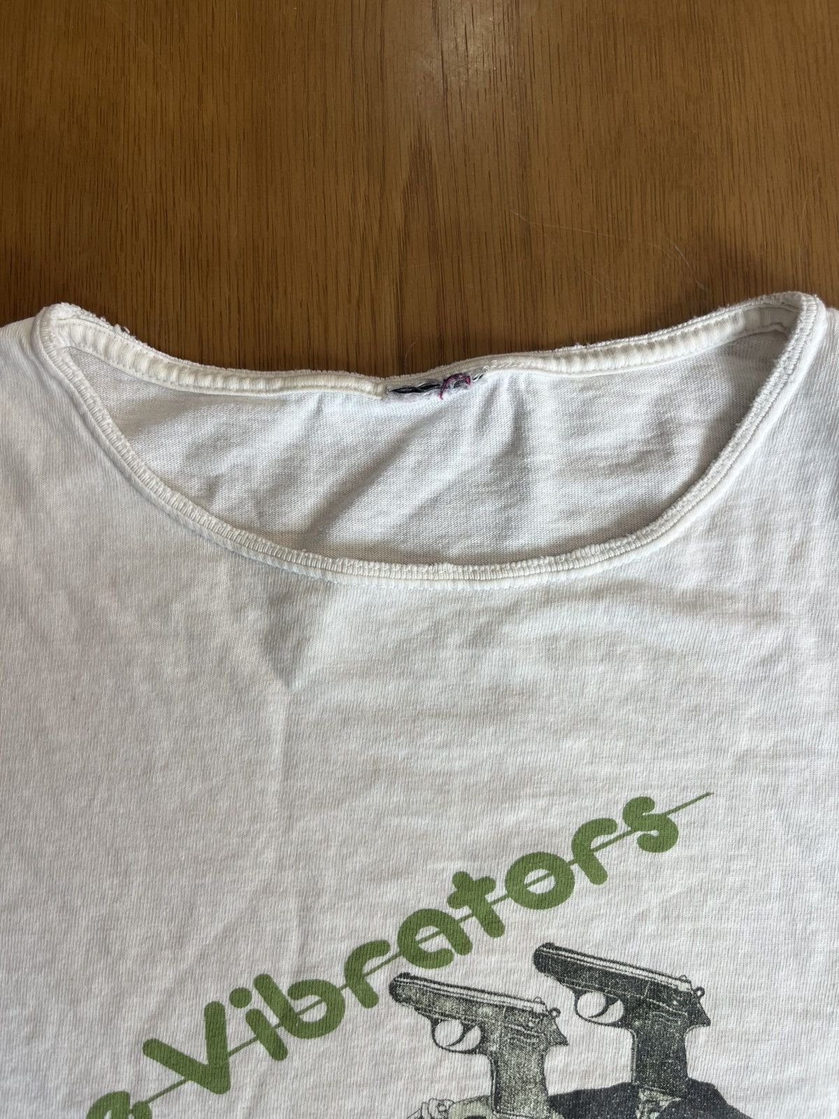 Band Tees Vintage The Vibrators AUTOMATIC LOVER 01’s (cut neck arm) Size US M / EU 48-50 / 2 - 4 Thumbnail