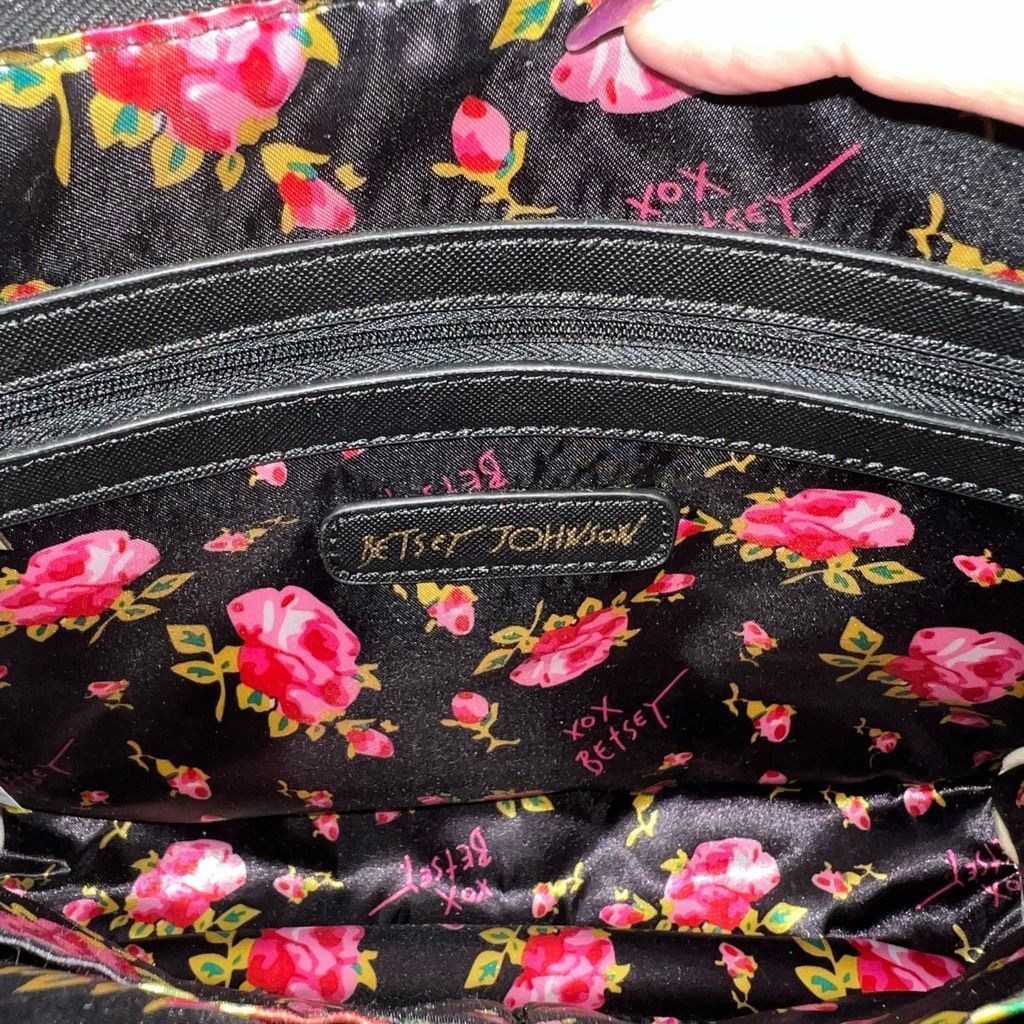 Betsey Johnson Betsey Johnson Large Faux Leather Black and Gold Quilted Wri Size ONE SIZE - 9 Thumbnail
