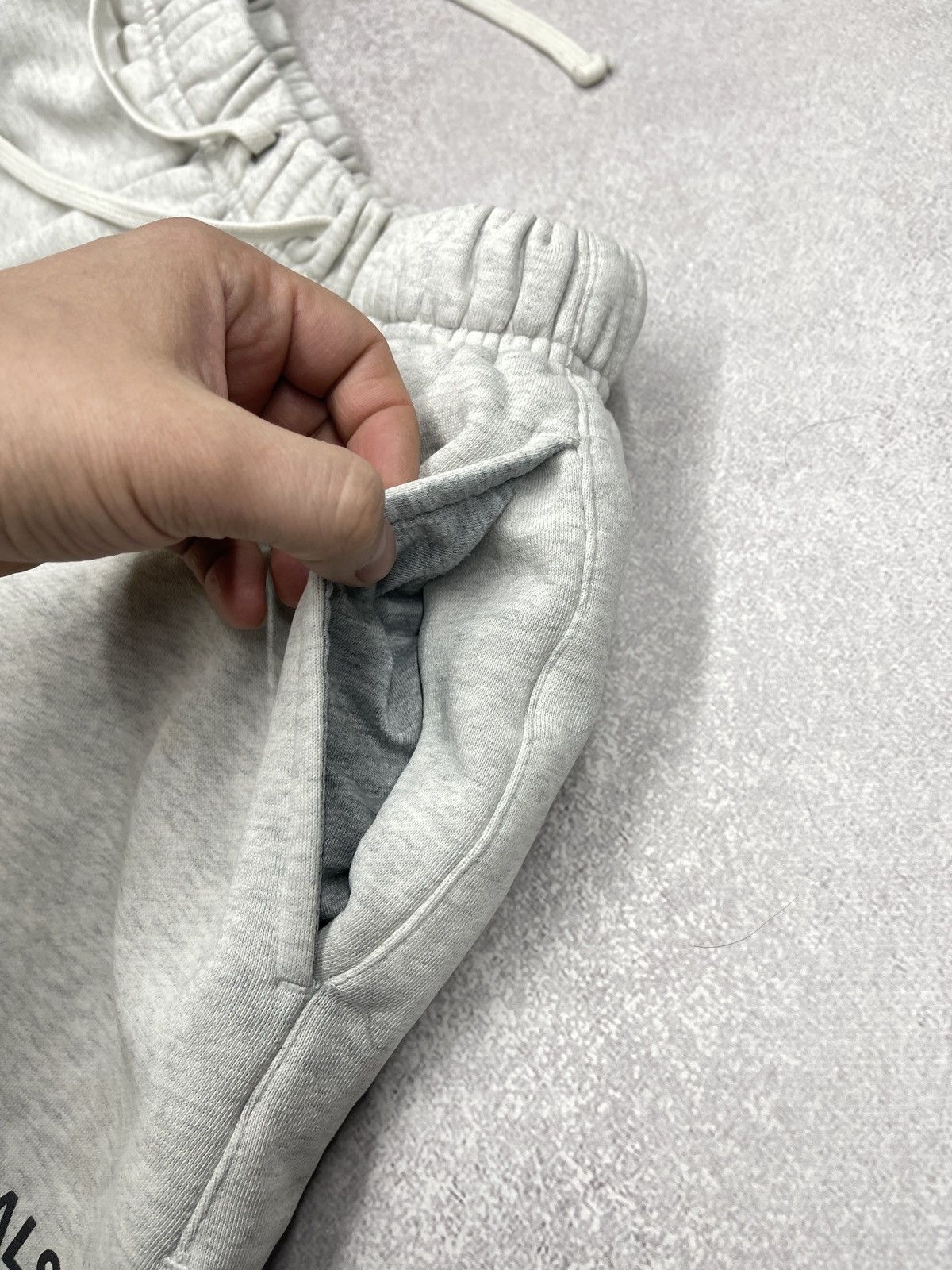 Essentials Fear of God Essentials Sweat Shorts Heather Grey Size US 32 / EU 48 - 6 Thumbnail