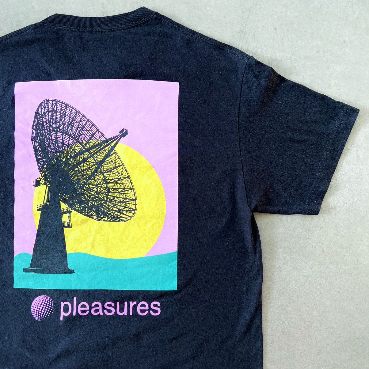 Pleasures 📡 blk: COMMUNICATION TEE + STICKERS Size US L / EU 52-54 / 3 - 7 Thumbnail