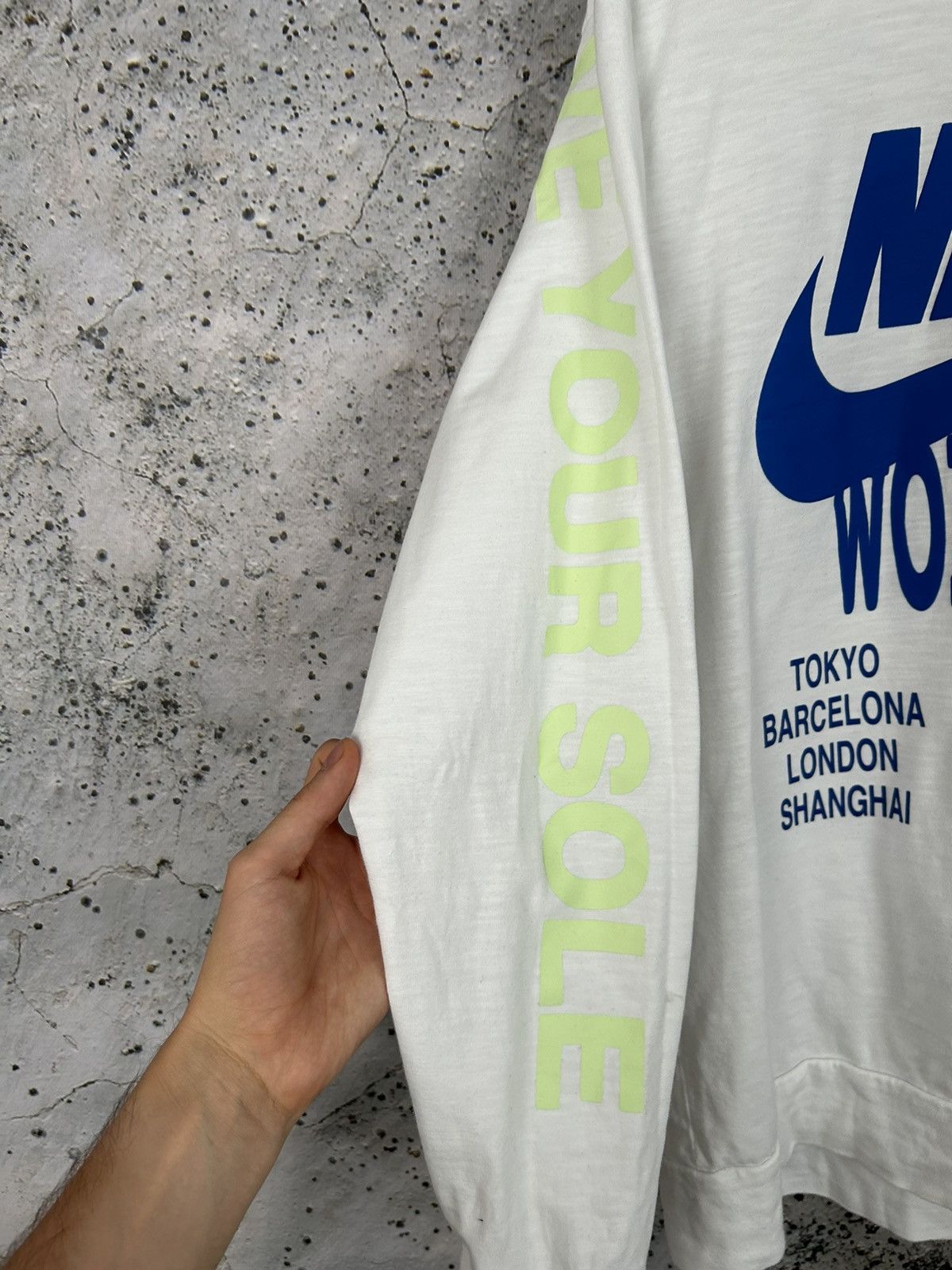 Nike Nike World Tour Graphic Crewneck Streetwear Sportswear Rare Size US L / EU 52-54 / 3 - 5 Thumbnail