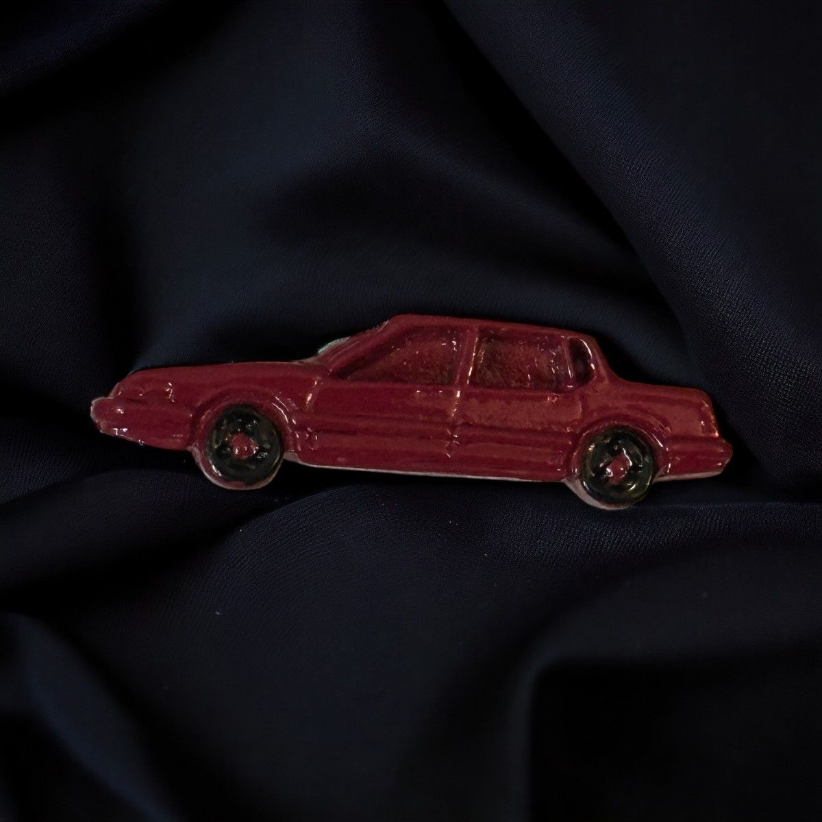 Vintage Vintage red 1980’s car tac pin Size ONE SIZE - 1 Thumbnail