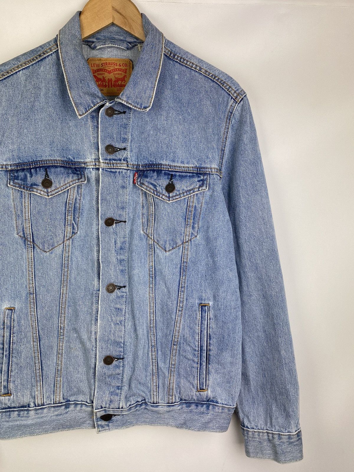 Levi's Levi’s men’s denim trucker jacket size L light blue Size US L / EU 52-54 / 3 - 3 Thumbnail