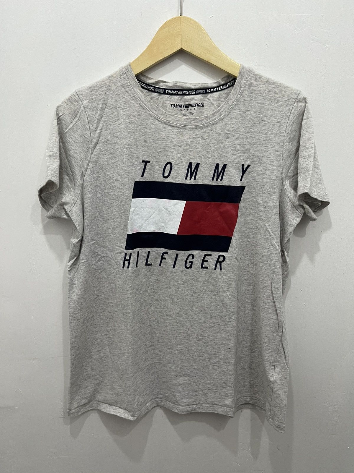 Tommy Hilfiger Flag Badge Relaxed Tommy Hilfiger Big Logo Y2K Vtg Tees Size US L / EU 52-54 / 3 - 1 Thumbnail