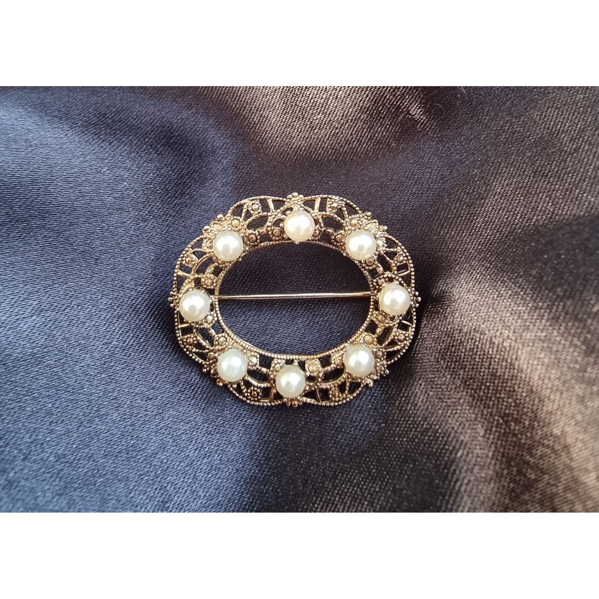Vintage Vintage Faux Pearl Gold Tone Brooch Pin Size ONE SIZE - 1 Thumbnail