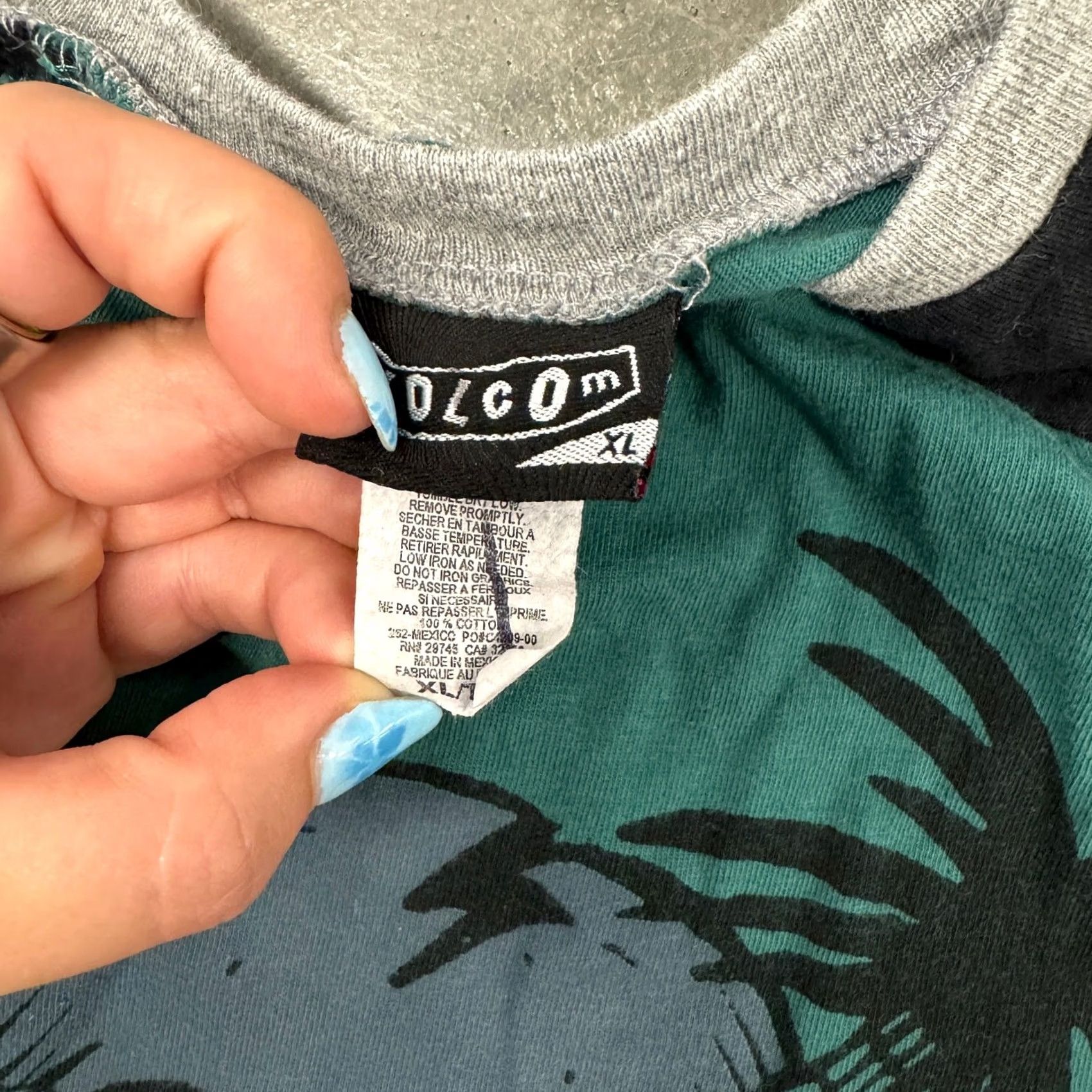 Volcom VINTAGE Volcom Skull Crossbones Longsleeve Crop Top XL Women Black Green T-Shirt 90s 00s Mens Womens Boys Girls Size XL / US 12-14 / IT 48-50 - 3 Thumbnail