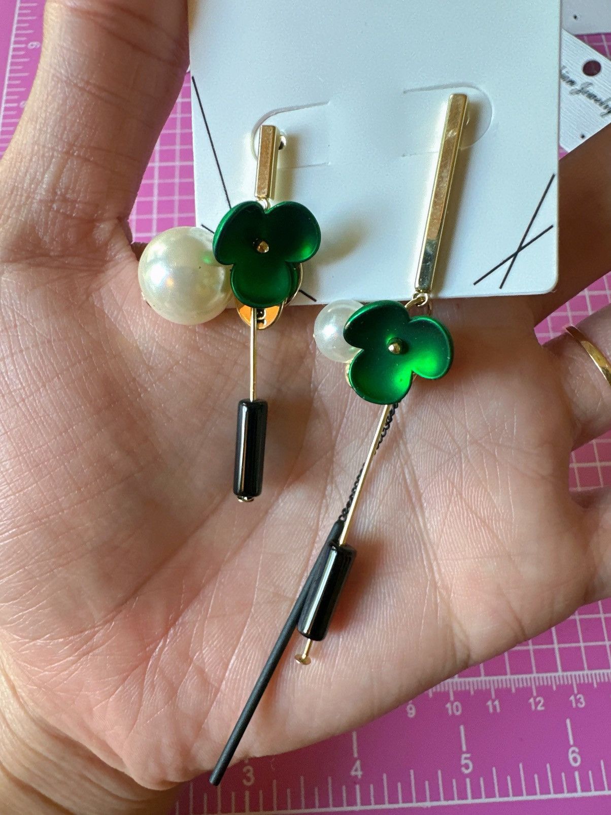 Aldo Aldo mismatched green flower white pearl gold tone black Size ONE SIZE - 2 Thumbnail