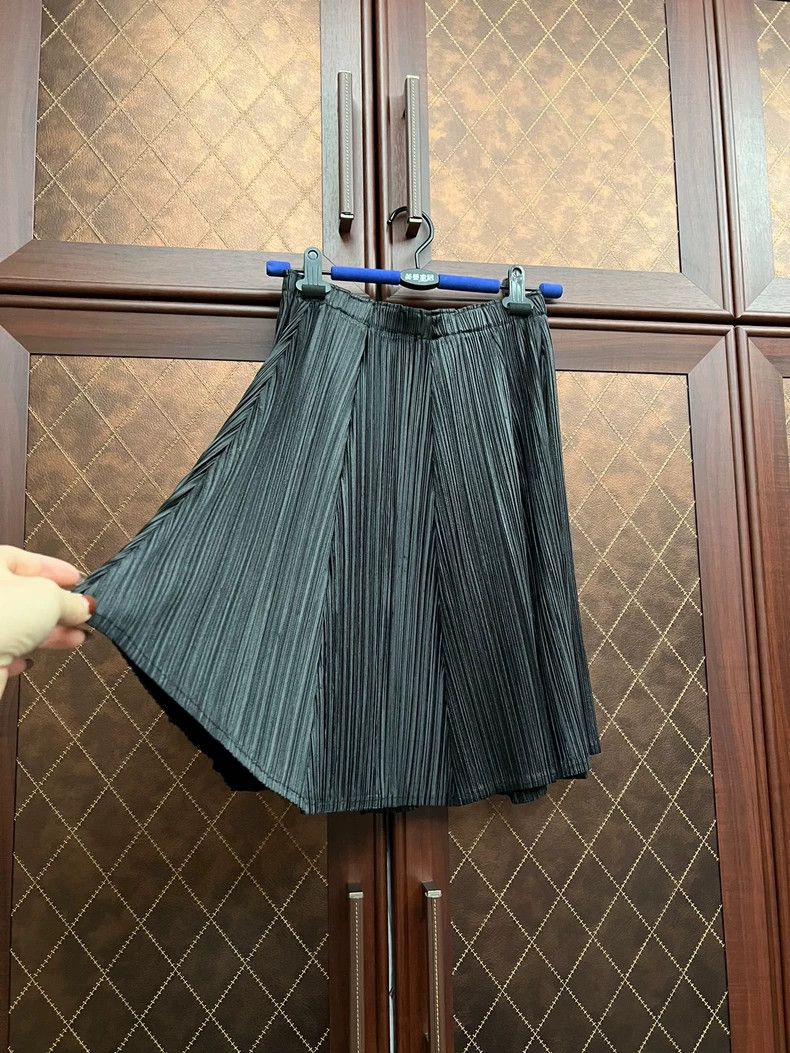 Issey Miyake Issey Miyake Honor black skirt Size 25" / US 0 / IT 36 - 2 Thumbnail
