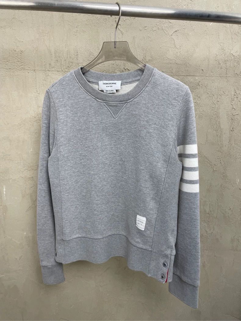 Thom Browne Thom browne Gray four-striped round-neck sweatshirt 2504-Ne Size US XS / EU 42 / 0 - 3 Thumbnail