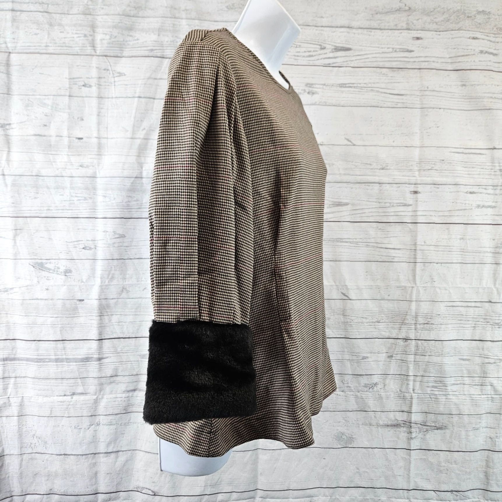 Zara Zara Womens Top Sz Small Tan Black Houdstooth Faux Fur Cuff 3/4 Sleeve Blouse Womens Small Black 3/4 Sleeve Turndown Neck? Size S / US 4 / IT 40 - 3 Thumbnail