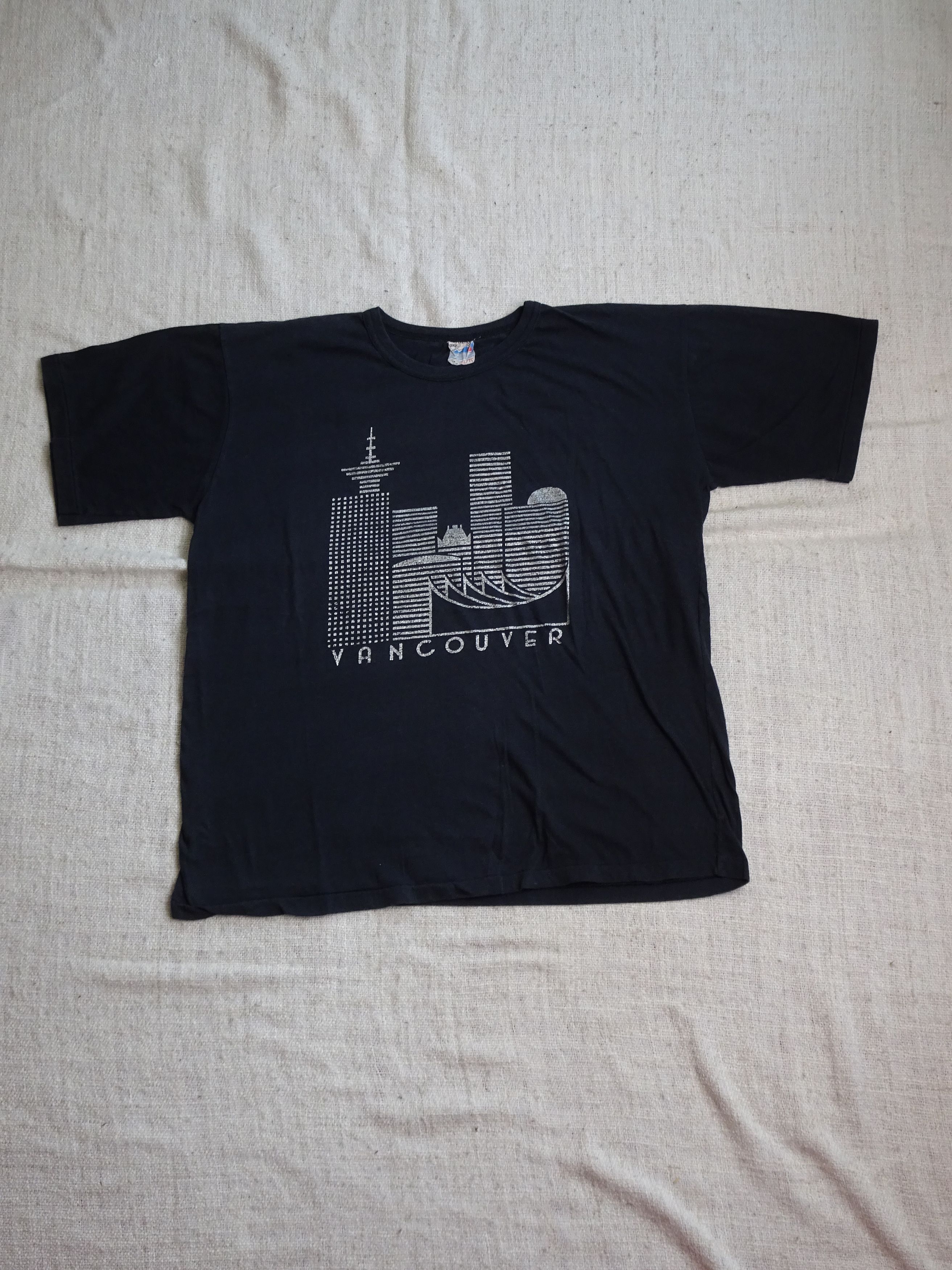 Vintage Vtg 90s Men's Single Stitch Vancouver Black Graphic Tee Size US XL / EU 56 / 4 - 1 Thumbnail