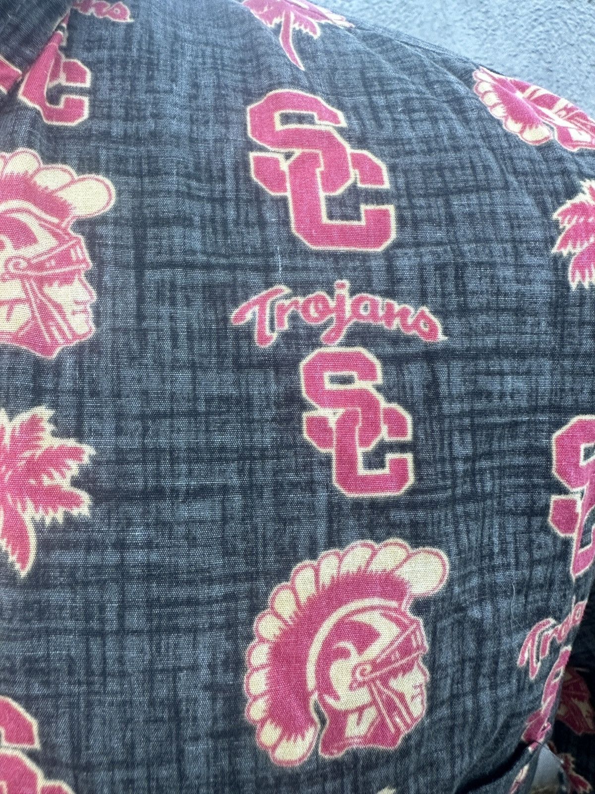 Reyn Spooner PreOwned Reyn Spooner USC Trojans Men's M Hawaiian Red/Black Size US M / EU 48-50 / 2 - 4 Thumbnail